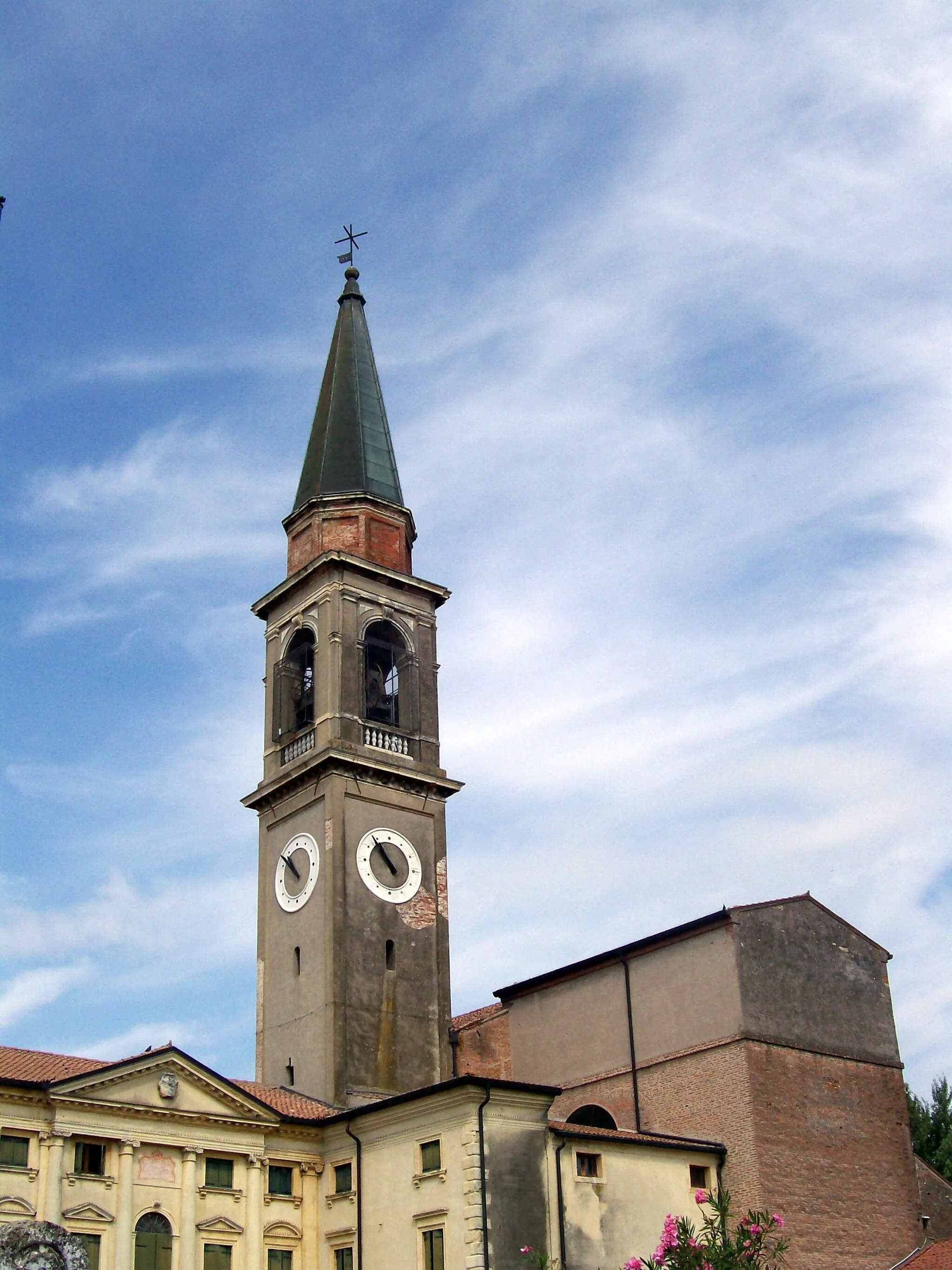 Photo showing: Campanile della chiesa parrocchiale di Santa Maria Assunta in Albaredo d'Adige (VR).