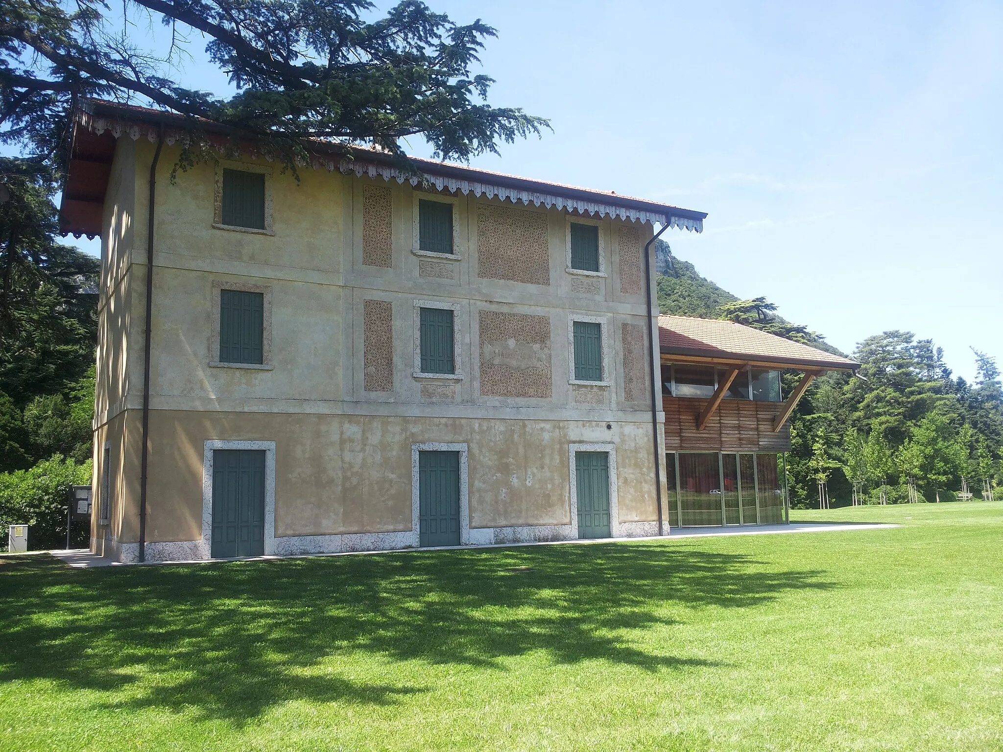 Photo showing: Vecchia stazione della linea ferroviaria Verona-Caprino ad Affi. Oggi è stata riconvertita in biblioteca pubblica