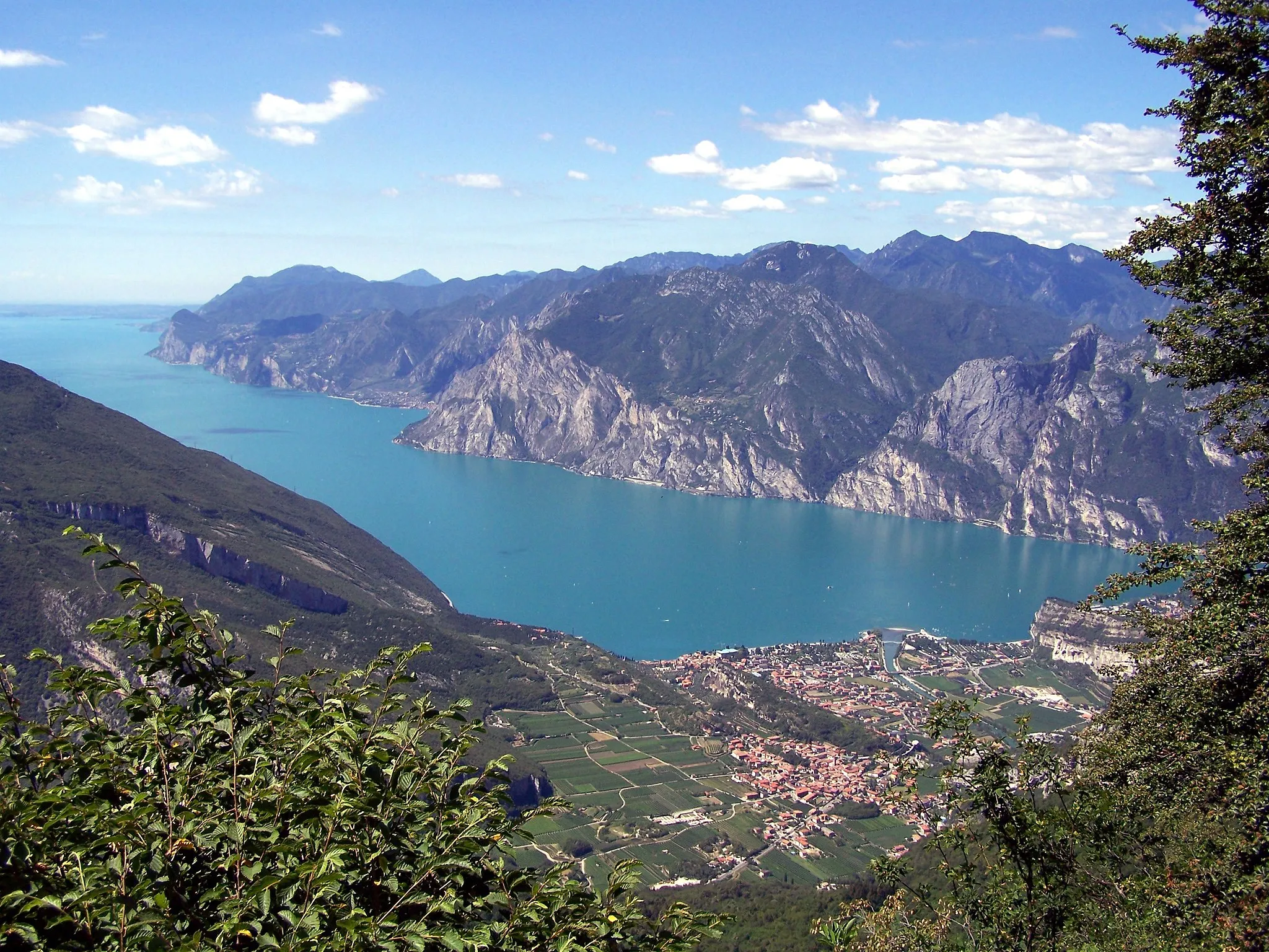 Photo showing: Beschreibung: Blick vom Monte Creino auf Nago-Torbole und den nördlichen Gardasee / View form Monte Creino to Nago-Torbole and the nothern part of Lake Garda

Quelle: selbst fotografiert / selfmade picture
Datum: 25.07.2007
Urheber: User:Ampfinger