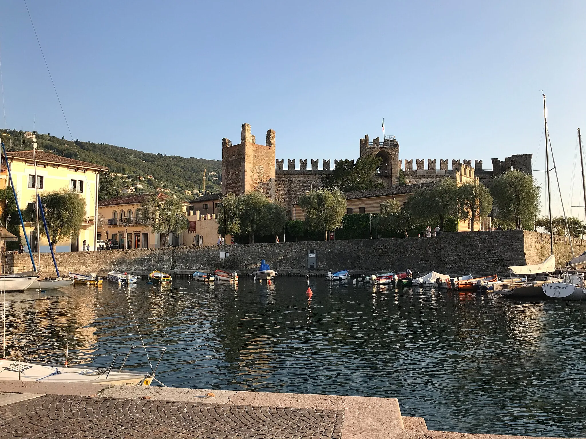 Photo showing: Das "Castello Scaligero" in Torri del Benaco vom Hafen aus gesehen.