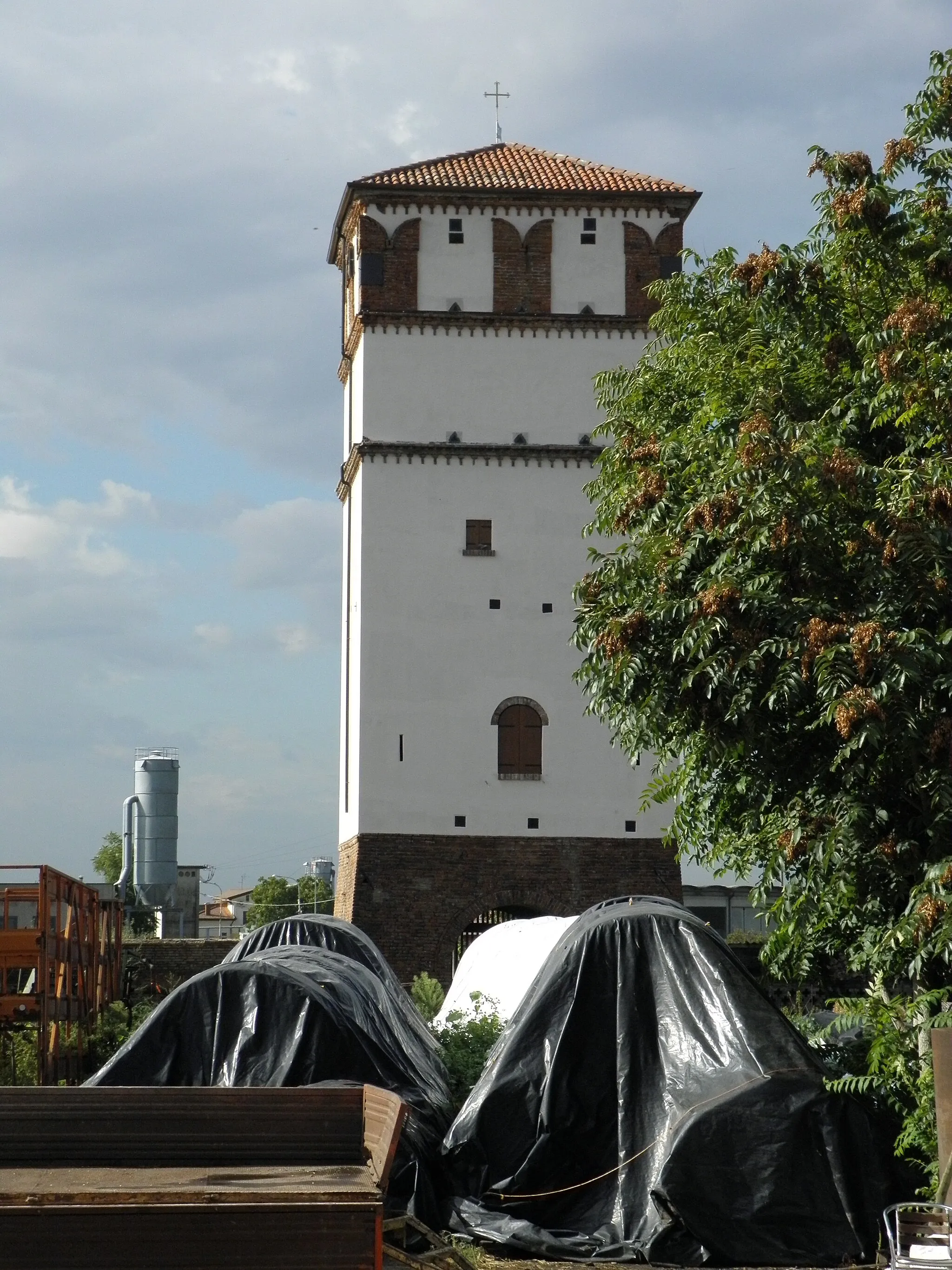 Photo showing: Terrazzo: la Torre medioevale, simbolo della cittadina, sita nella Corte di Villa Bottagisio Nani Mocenigo.