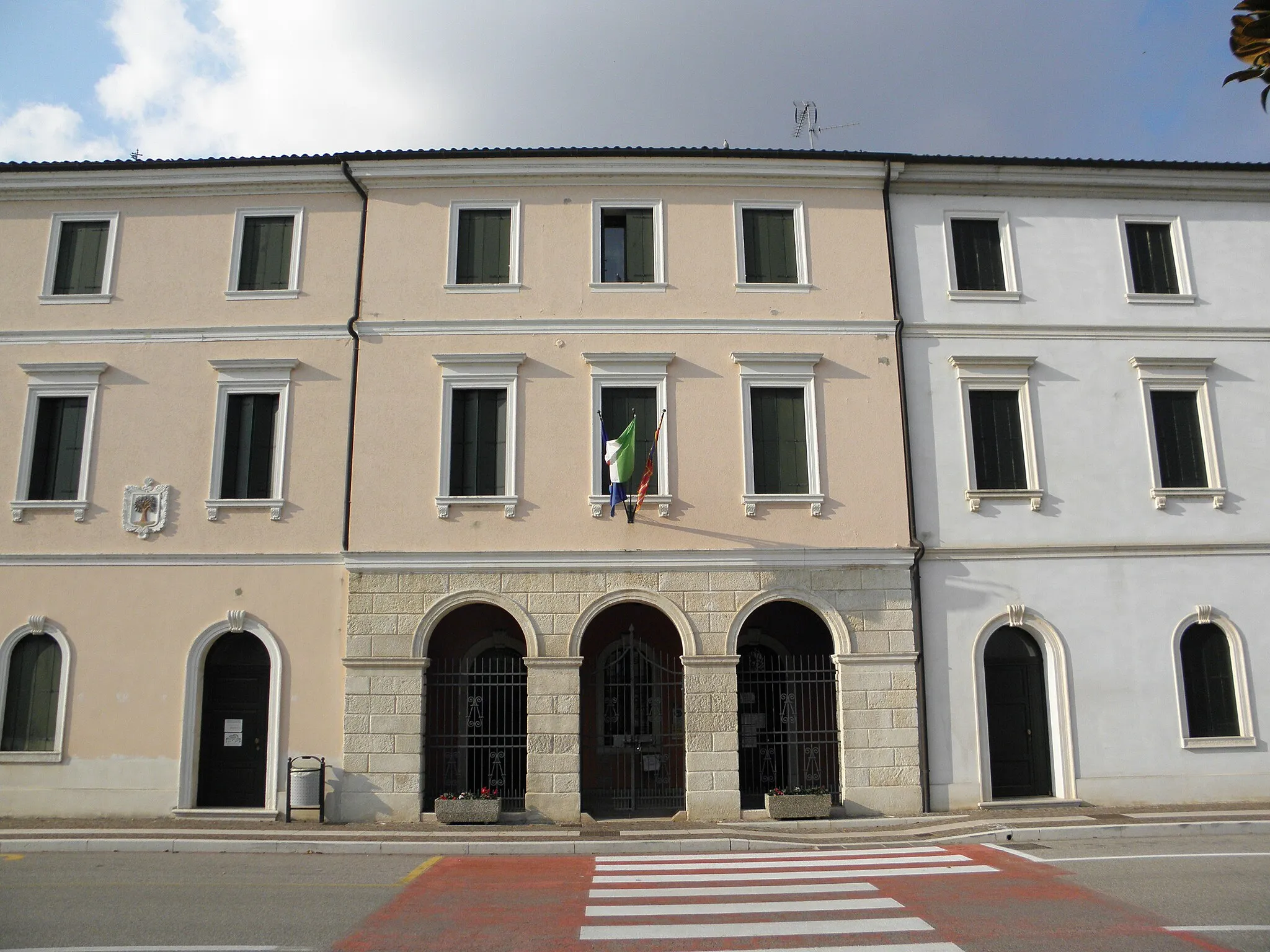 Photo showing: Roveredo di Guà: la palazzina sede dell'amministrazione comunale sita in via Dante Alighieri.