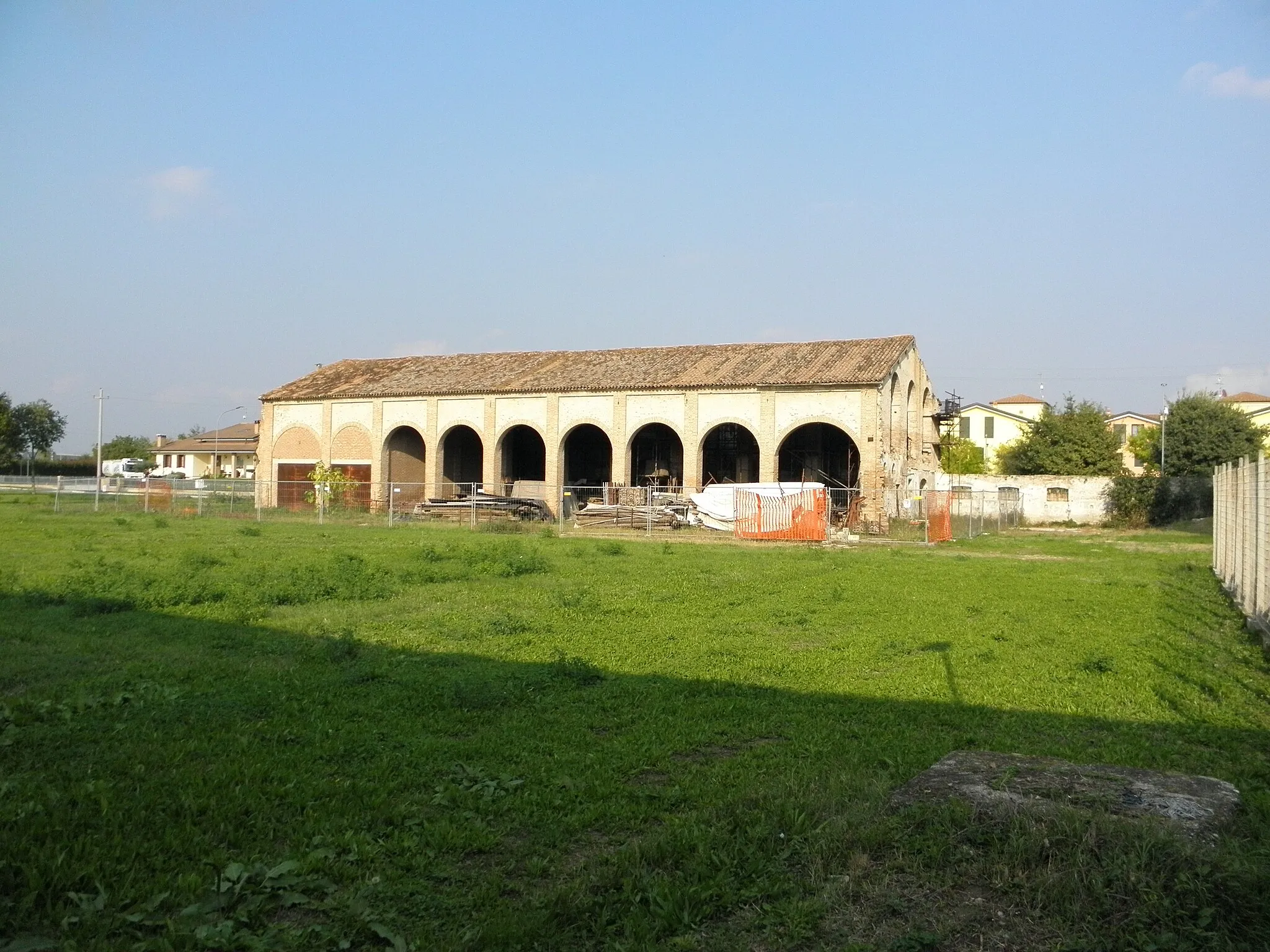 Photo showing: Roveredo di Guà, la barchessa, che insiste su via Rosa, adiacenza dell'antica palazzina  rurale sita all'angolo di via Dante Alighieri con via Rosa.