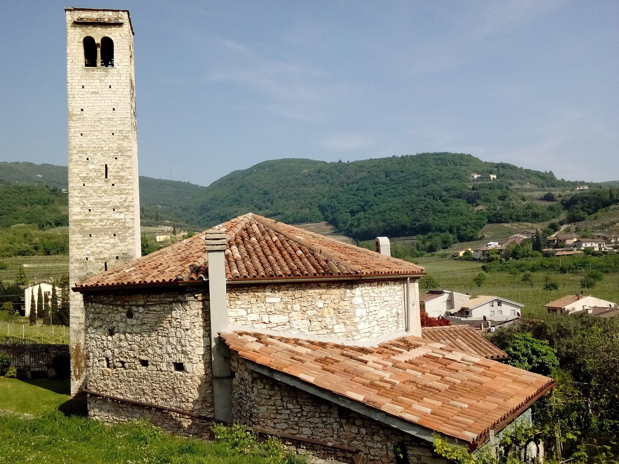 Photo showing: Chiesetta del XIII secolo a san Peretto, Negrar, provincia di Verona.