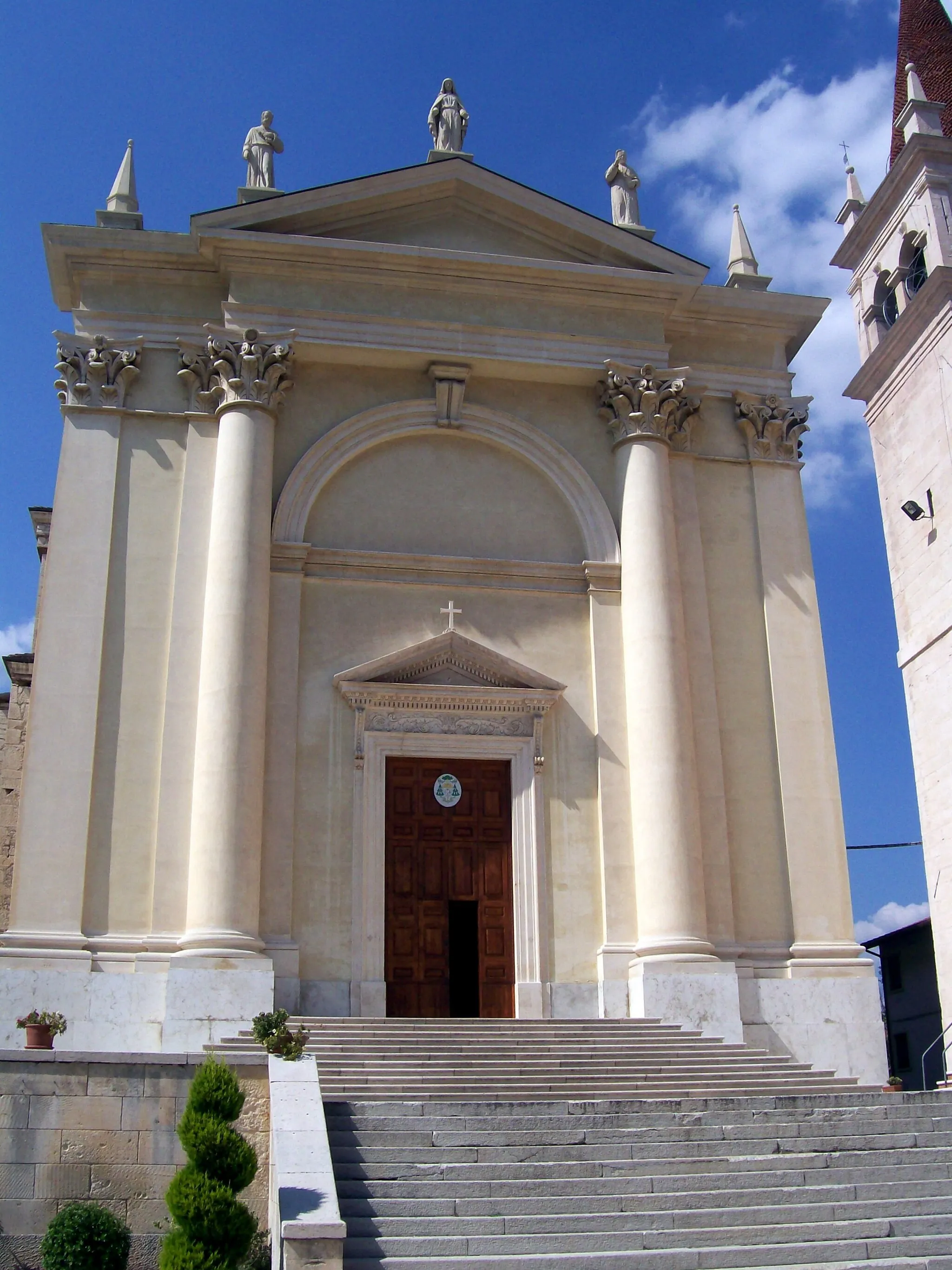 Photo showing: Facciata della Duomo di Santa Maria in Montecchia di Crosara (VR).