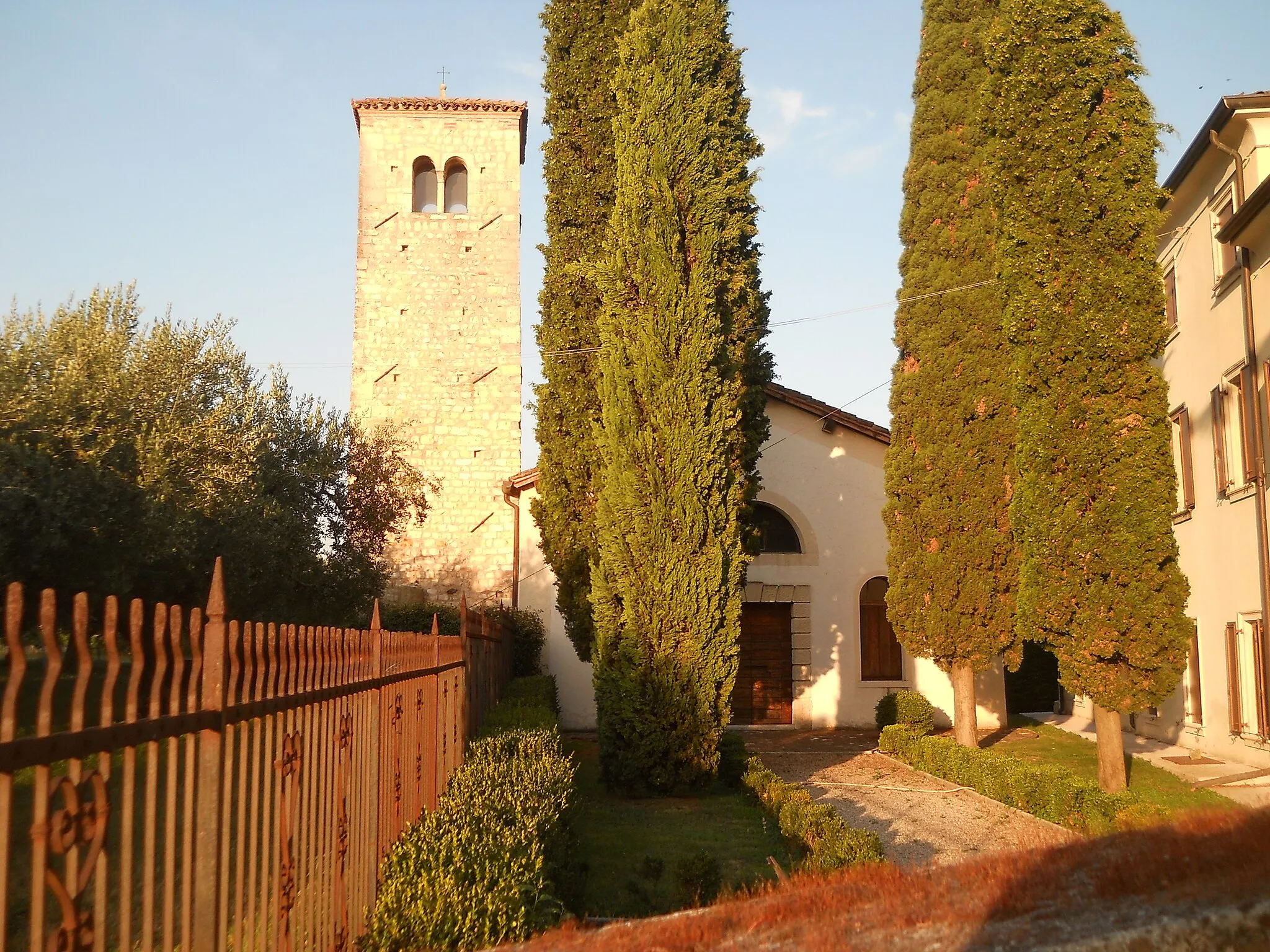 Photo showing: Chiesa con campanile romanico (XI secolo) a Illasi  (provincia di Verona)