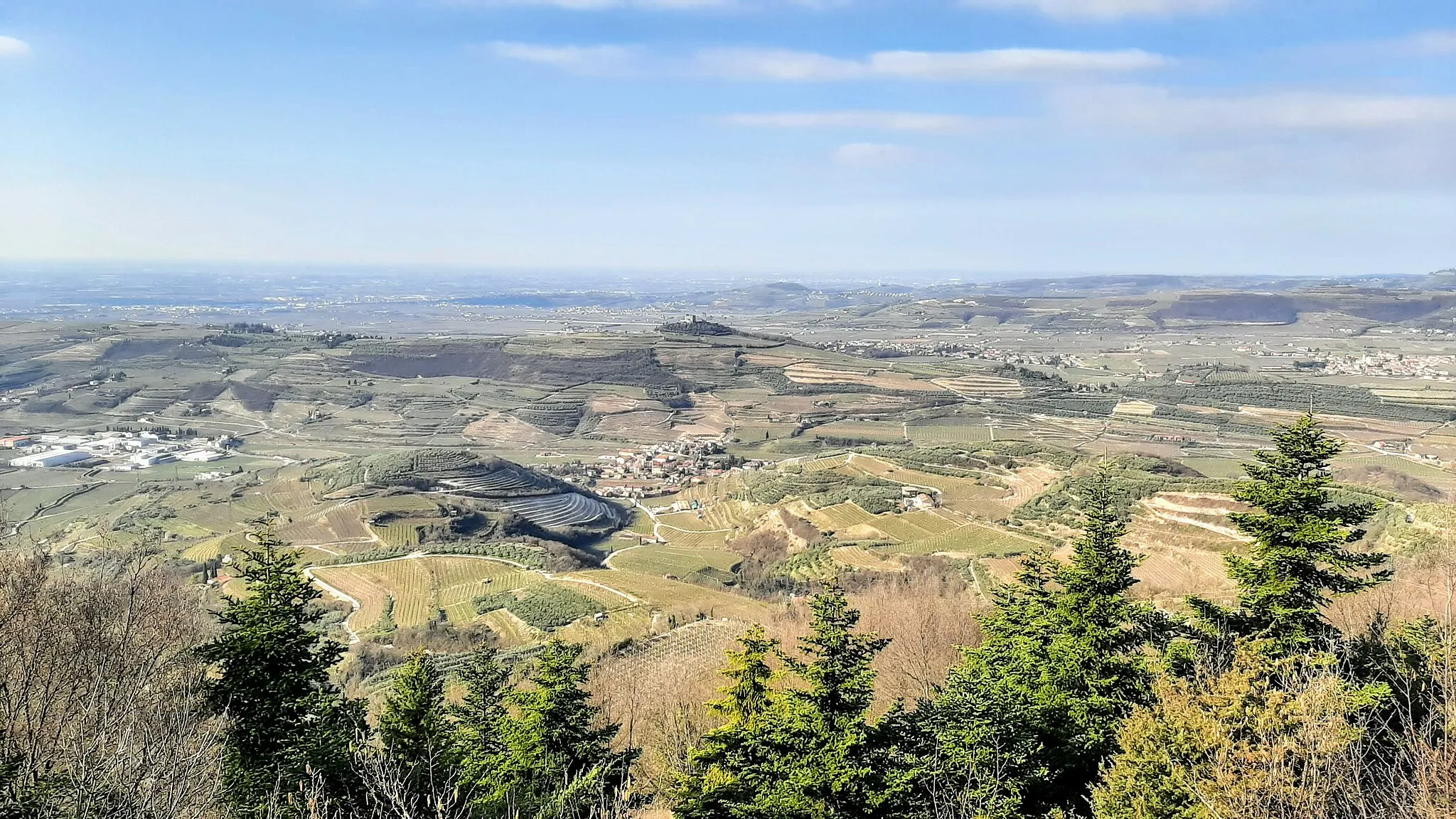 Photo showing: Veduta del paese di Cazzano di Tramigna (VR) dalla cima del monte Bastia.
Da notare a destra parte dell'abitato di Cellore, al centro, sul monte, il castello d'Illasi e dietro parte dell'abitato d'Illasi.

In lontananza S. Pietro, S. Briccio e Vago, tutti nel comune di Lavagno (VR).