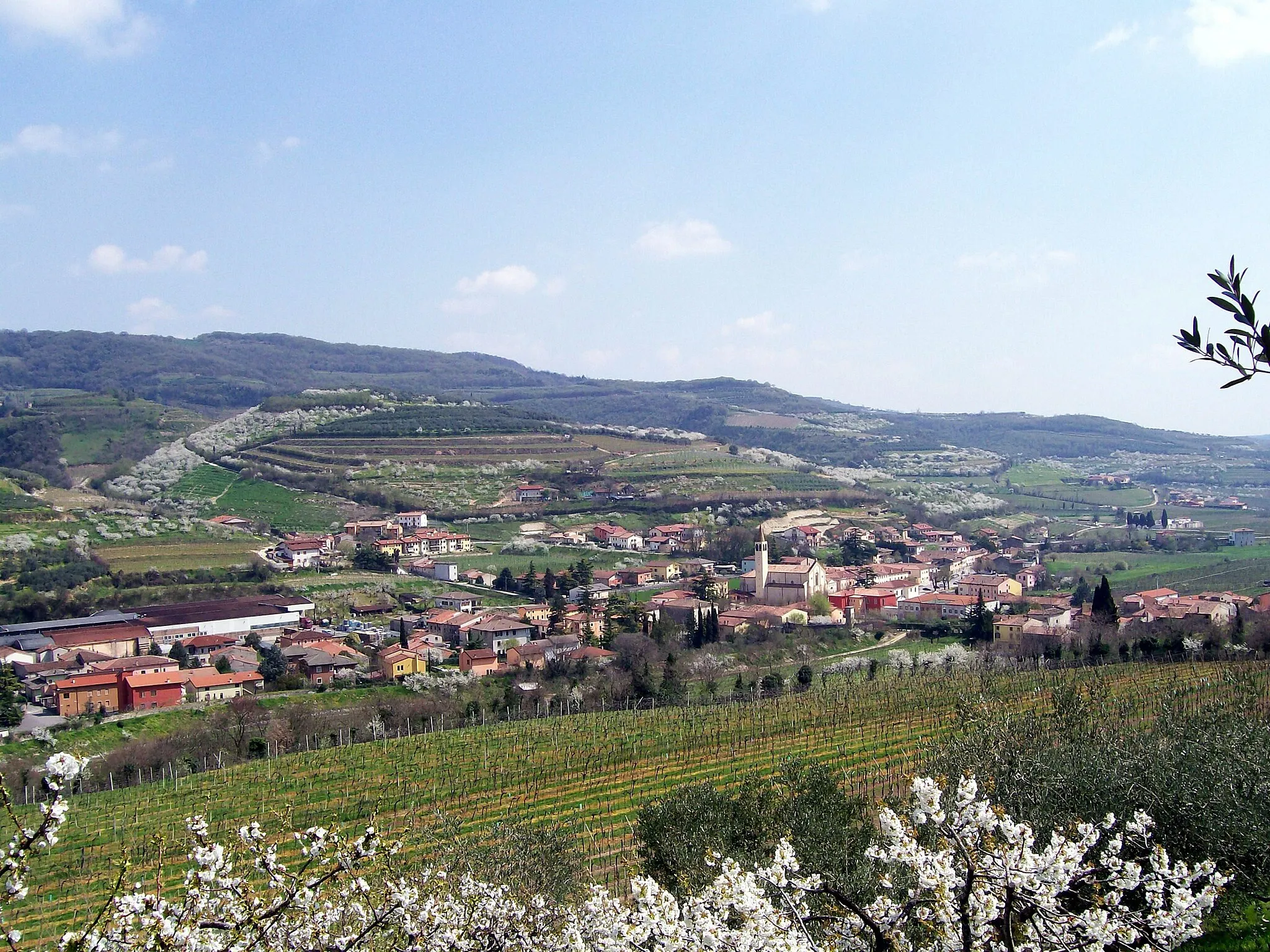 Photo showing: Veduta (parziale) del paese di Cazzano di Tramigna. Da notare la chiesa parrocchiale dedicata a S. Giorgio Martire.