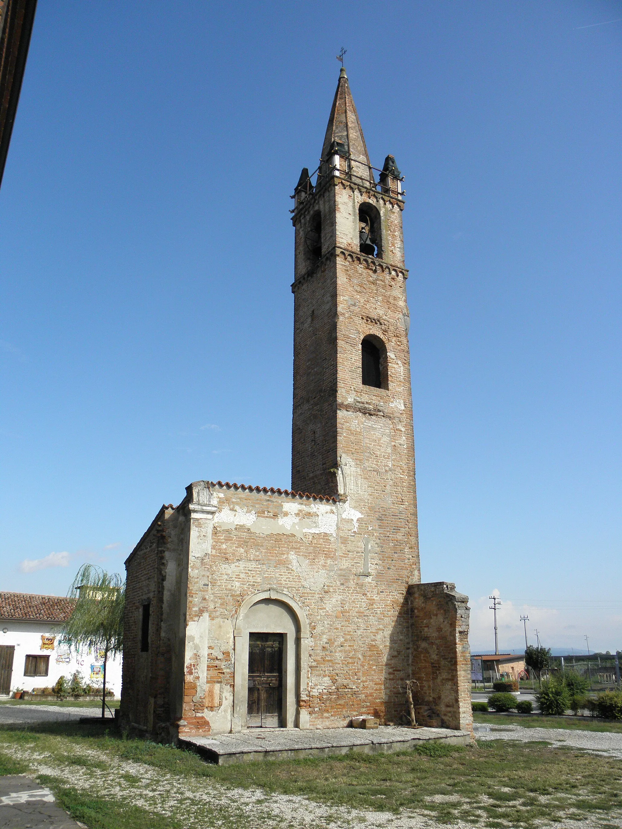 Photo showing: Bevilacqua, chiesa parrocchiale di Sant'Antonio Abate: il campanile romanico.