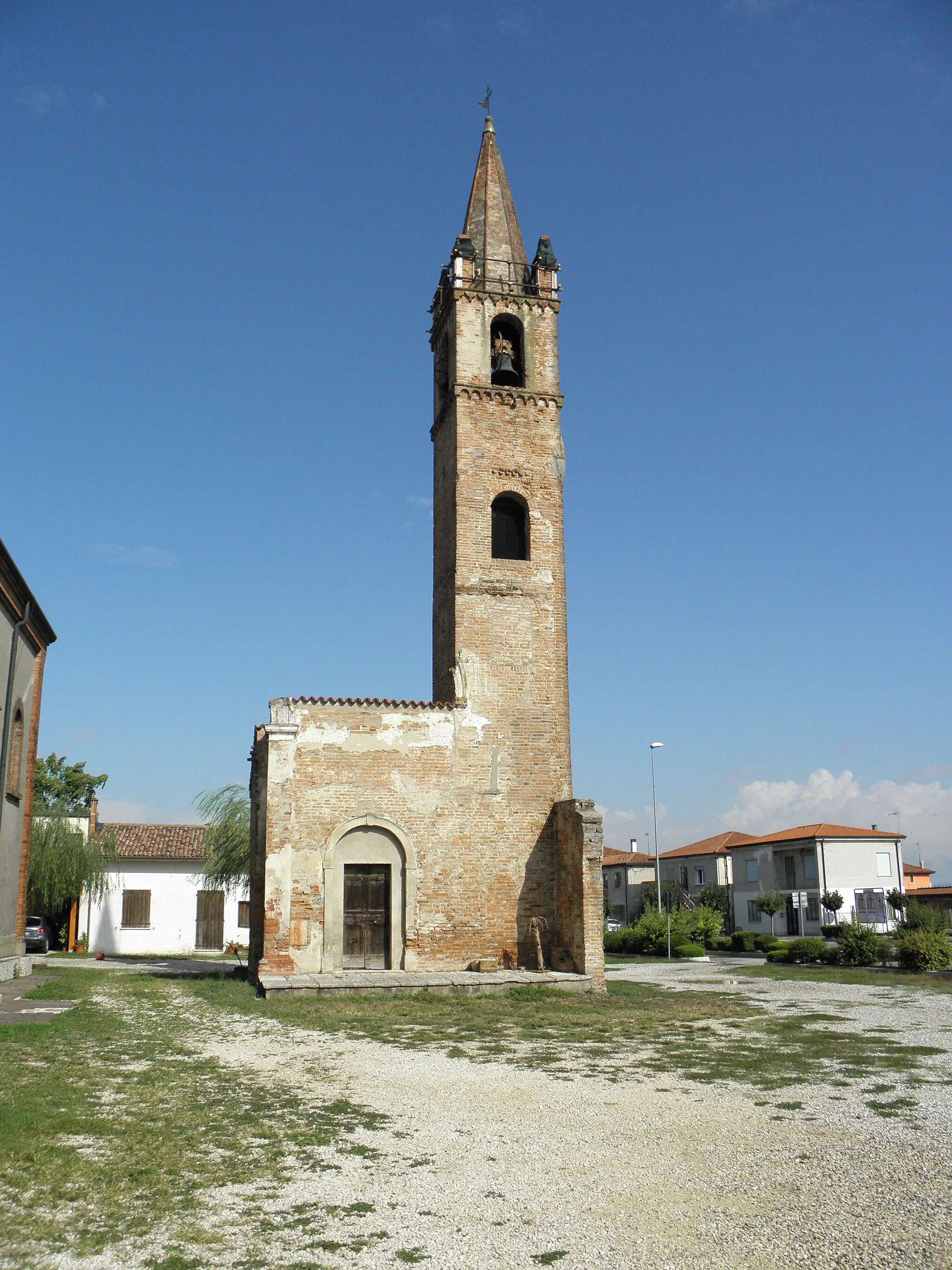 Photo showing: Bevilacqua, chiesa parrocchiale di Sant'Antonio Abate: il campanile romanico.