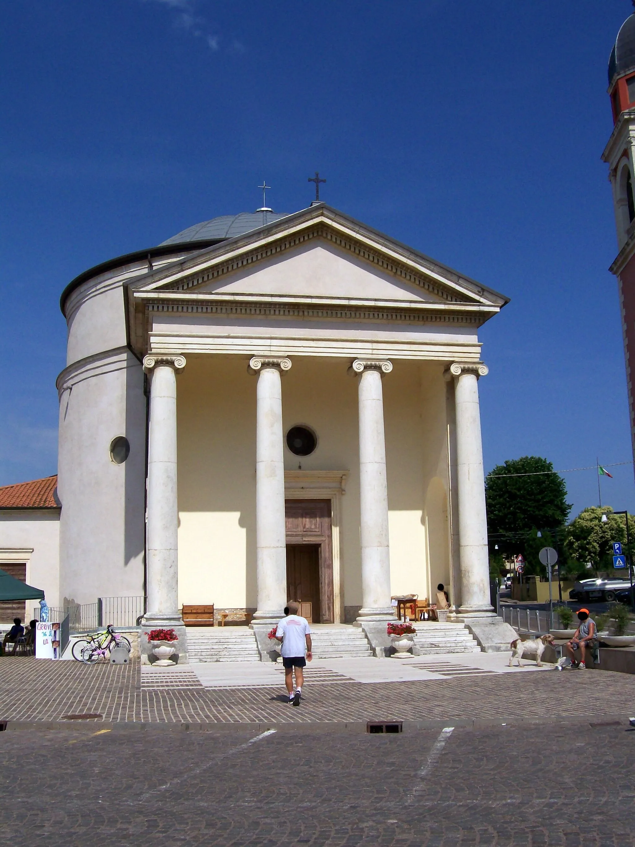 Photo showing: Facciata della chiesa parrocchiale di Alonte (VI).