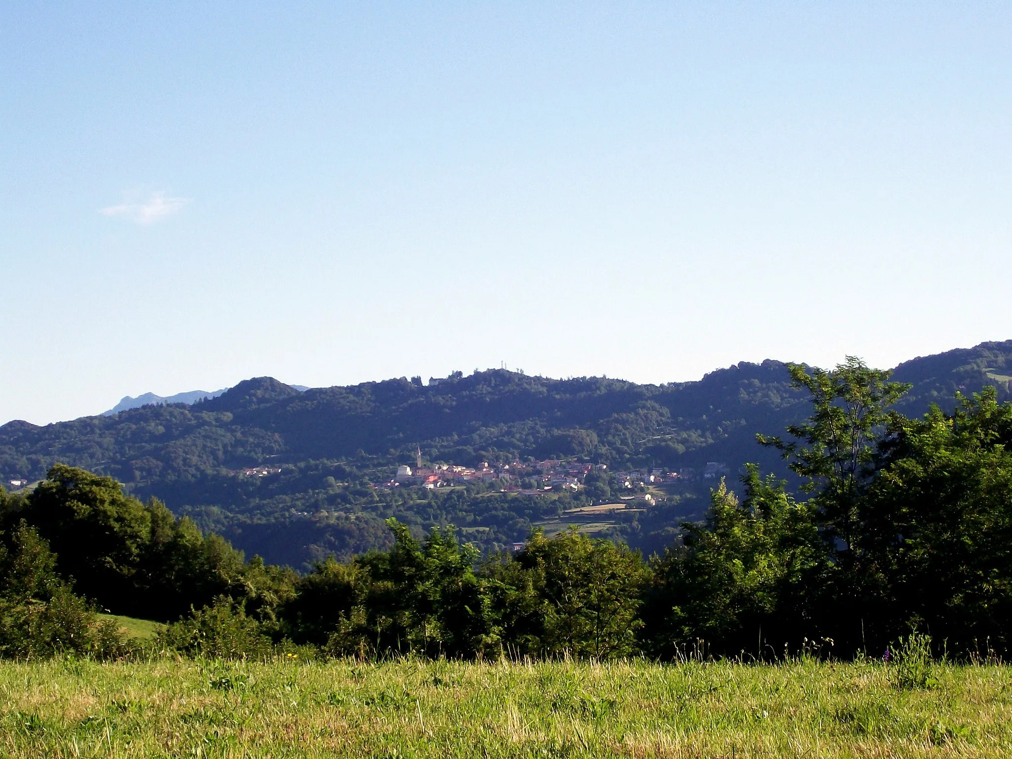 Photo showing: Panorama del paese di Altissimo (VI) visto dai monti di Vestenanova (VR).