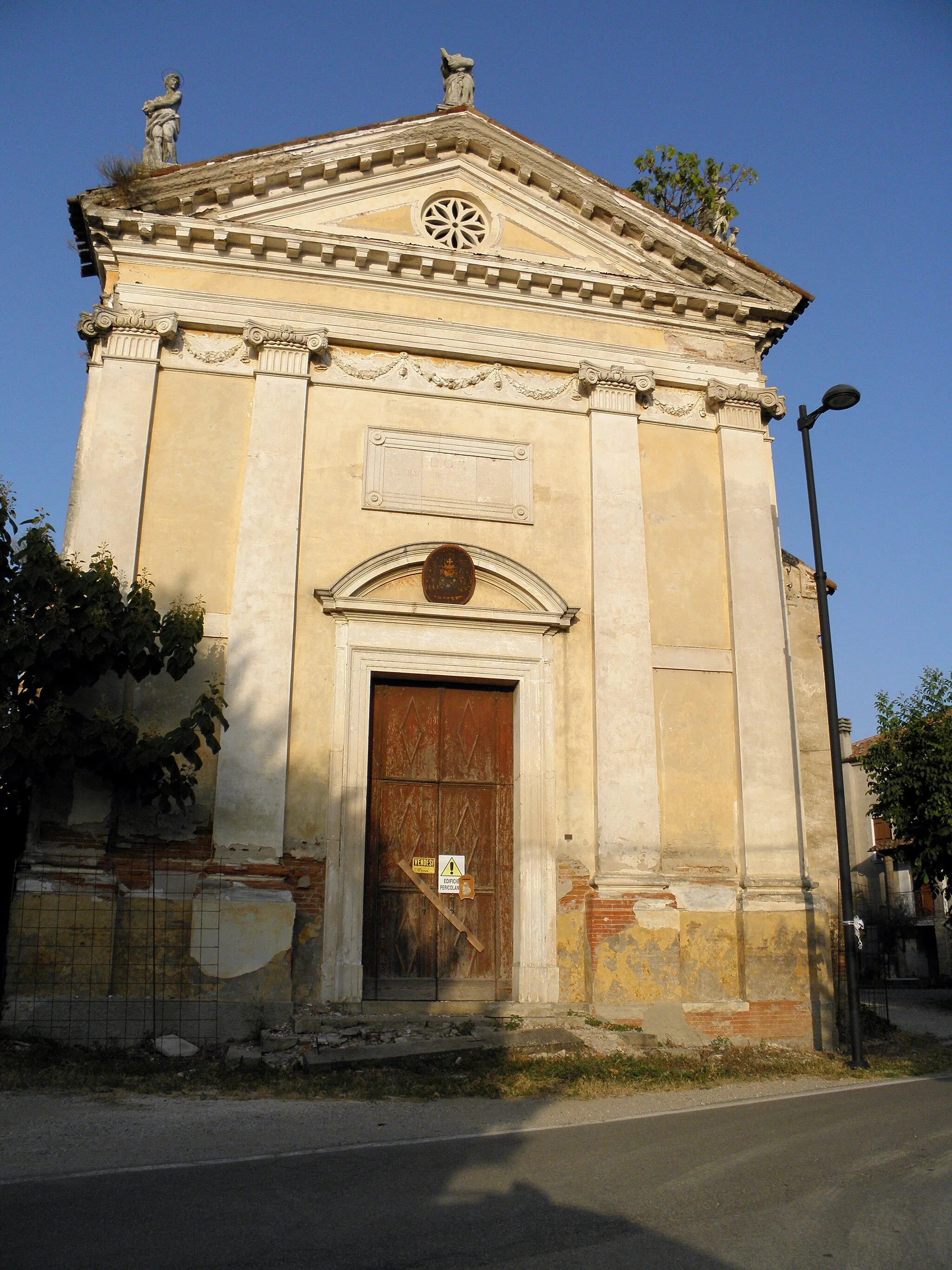 Photo showing: Agugliaro: la vecchia chiesa parrocchiale di San Michele Arcangelo, ora chiusa e pericolante.