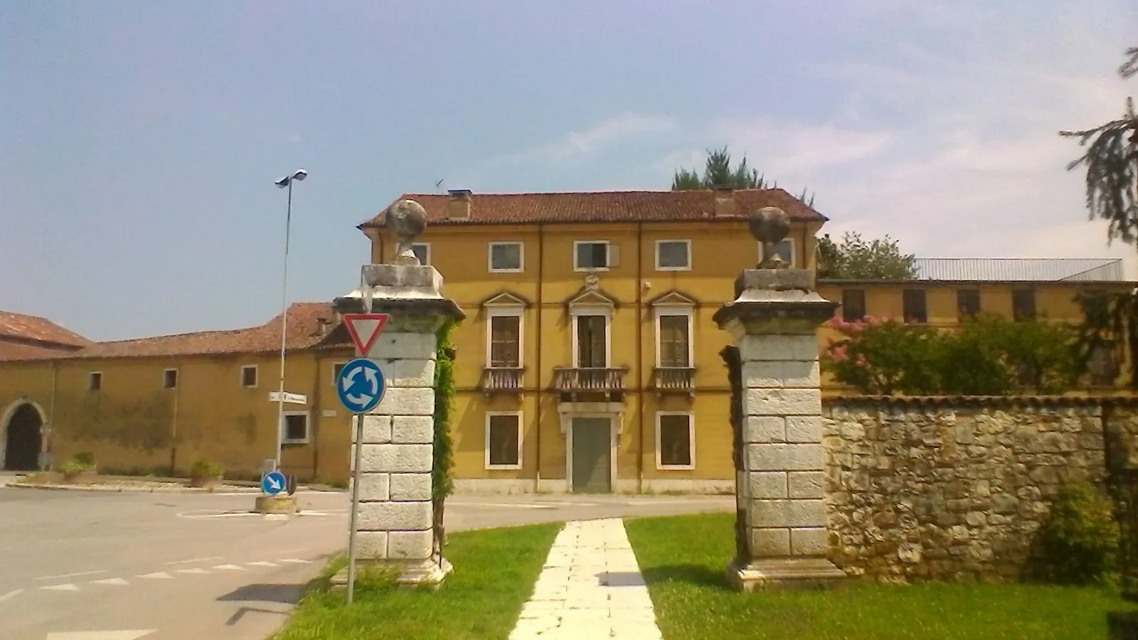 Photo showing: Malo, palazzo con portale sito in via San Bernardino angolo via Capovilla.