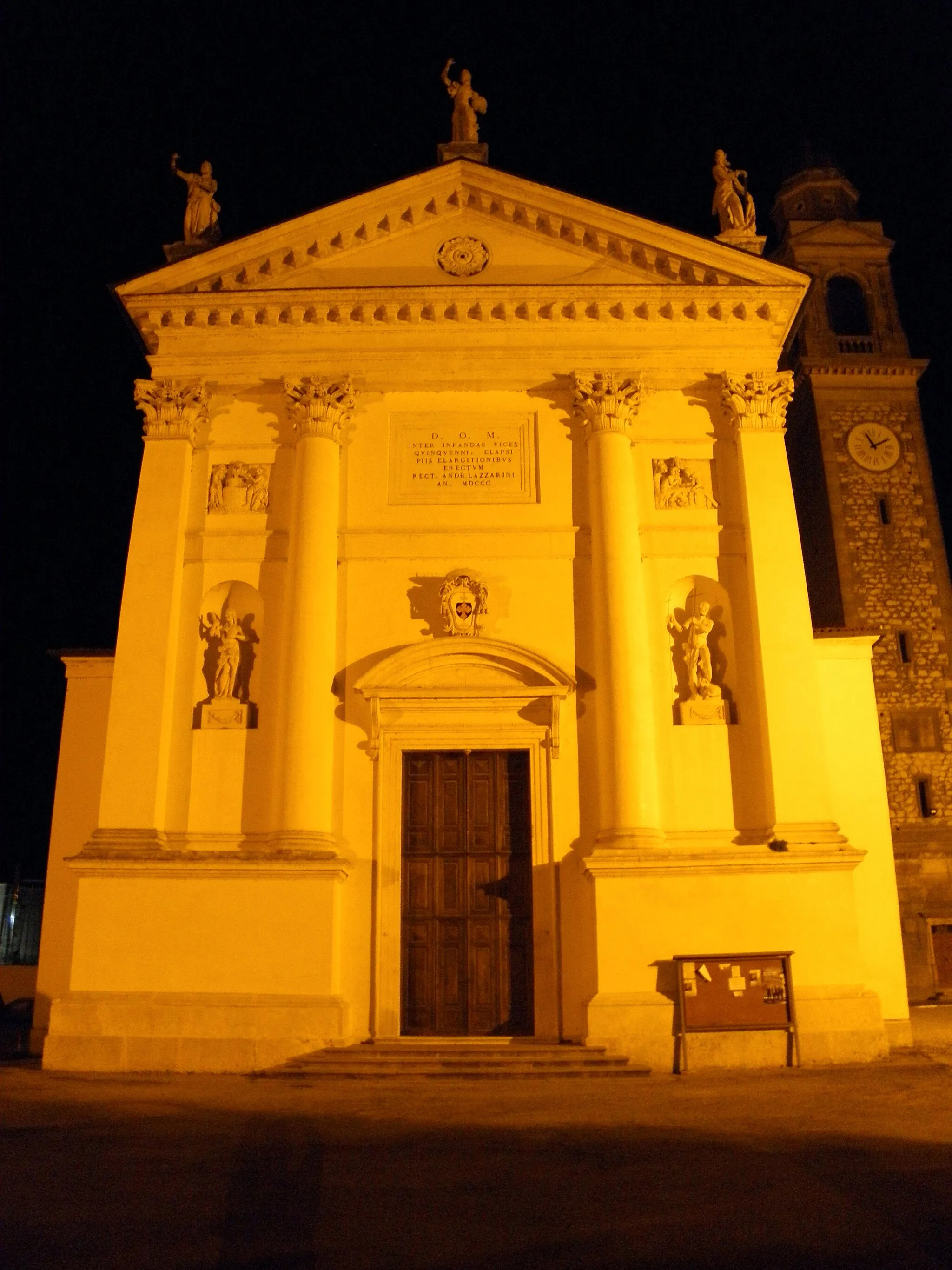 Photo showing: Longare: vista notturna della chiesa parrocchiale di Santa Maria Maddalena.
