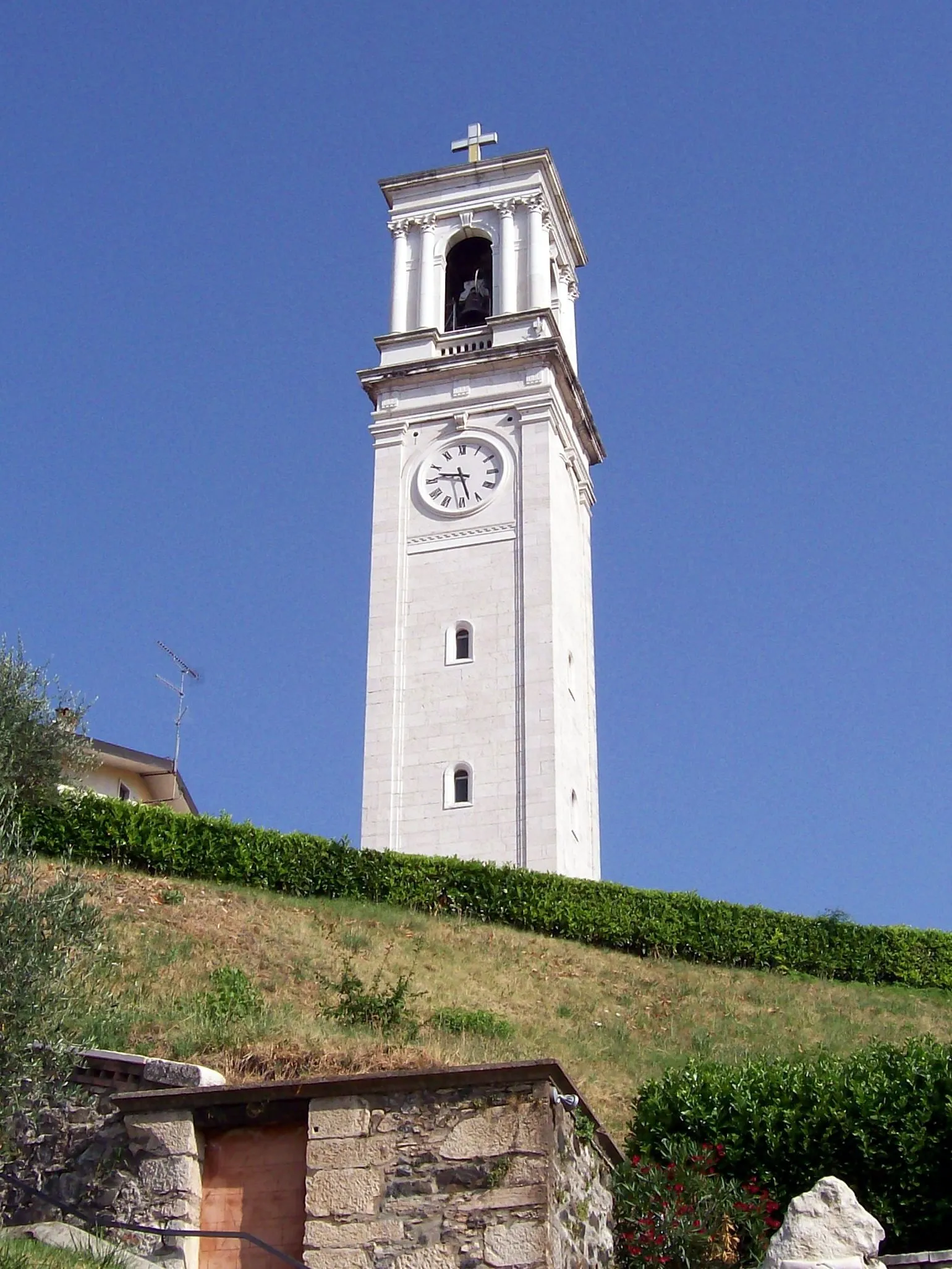 Photo showing: Campanile della chiesa parrocchiale di S. Leonardo in Vestenanova (VR).