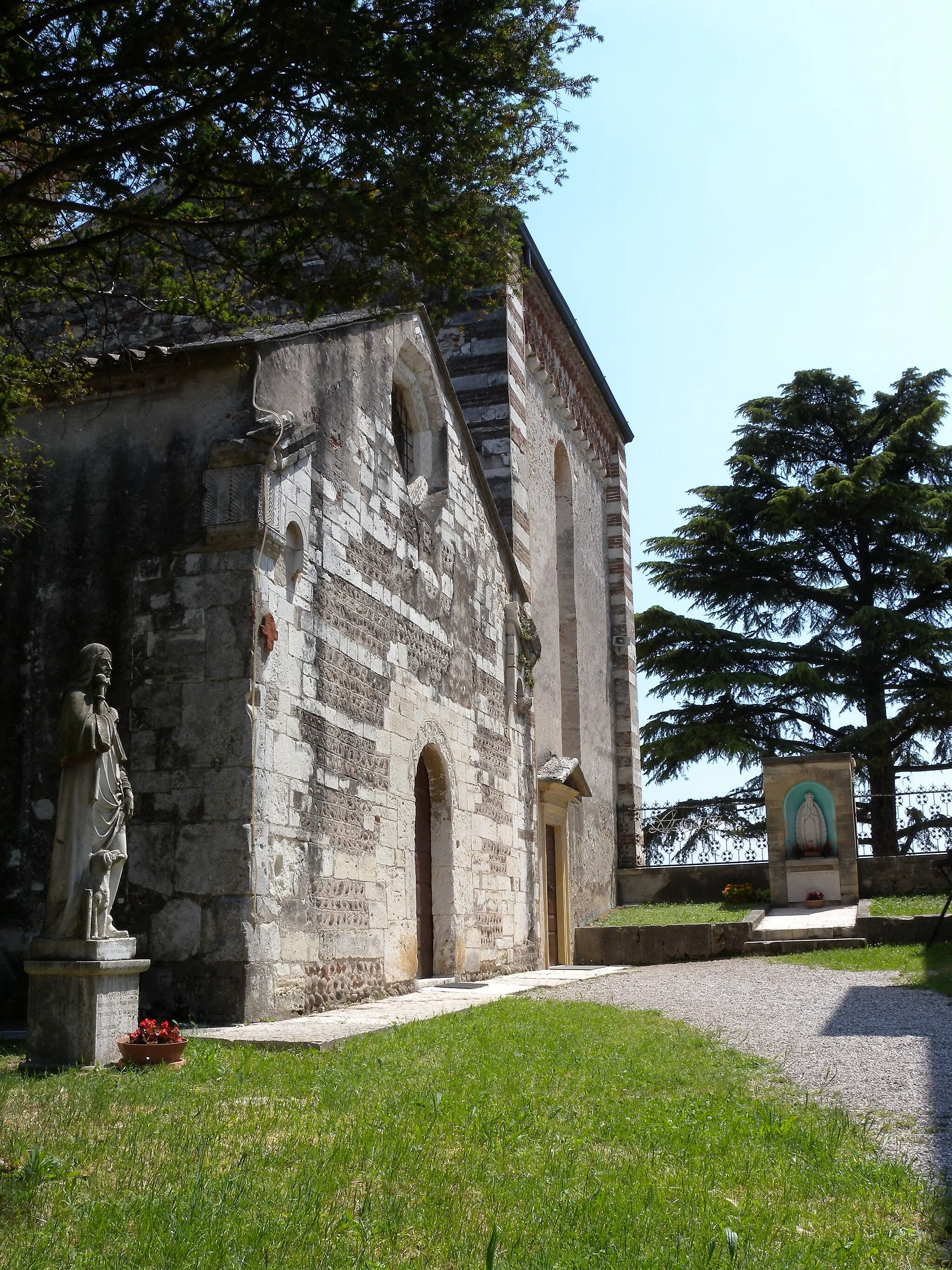 Photo showing: Ripresa delle chiese di San Rocco e San Martino a Corrubbio, frazione di San Pietro in Cariano in provincia di Verona