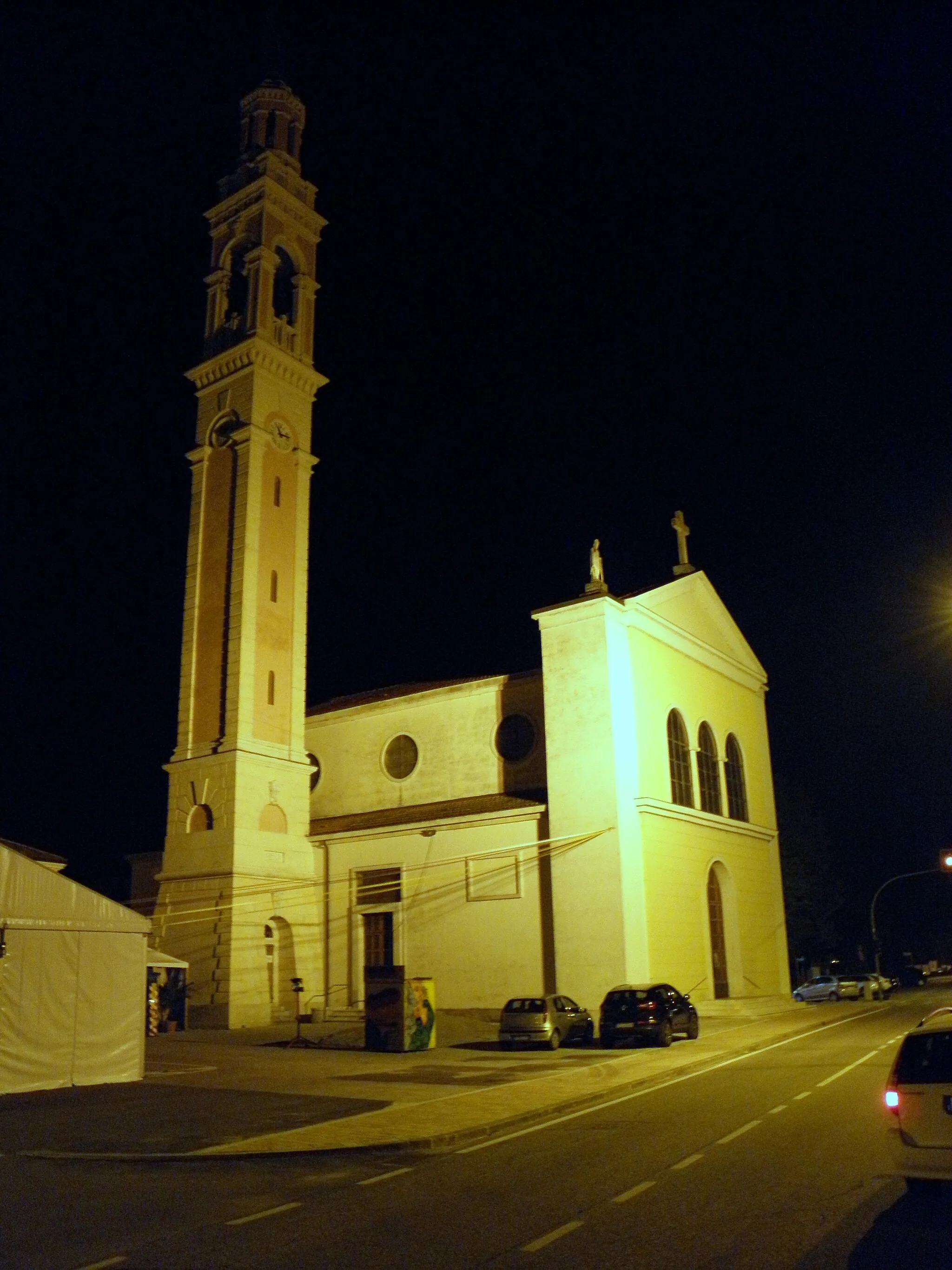 Photo showing: Colzè, frazione di Montegalda: vista notturna della chiesa parrocchiale di San Zenone.