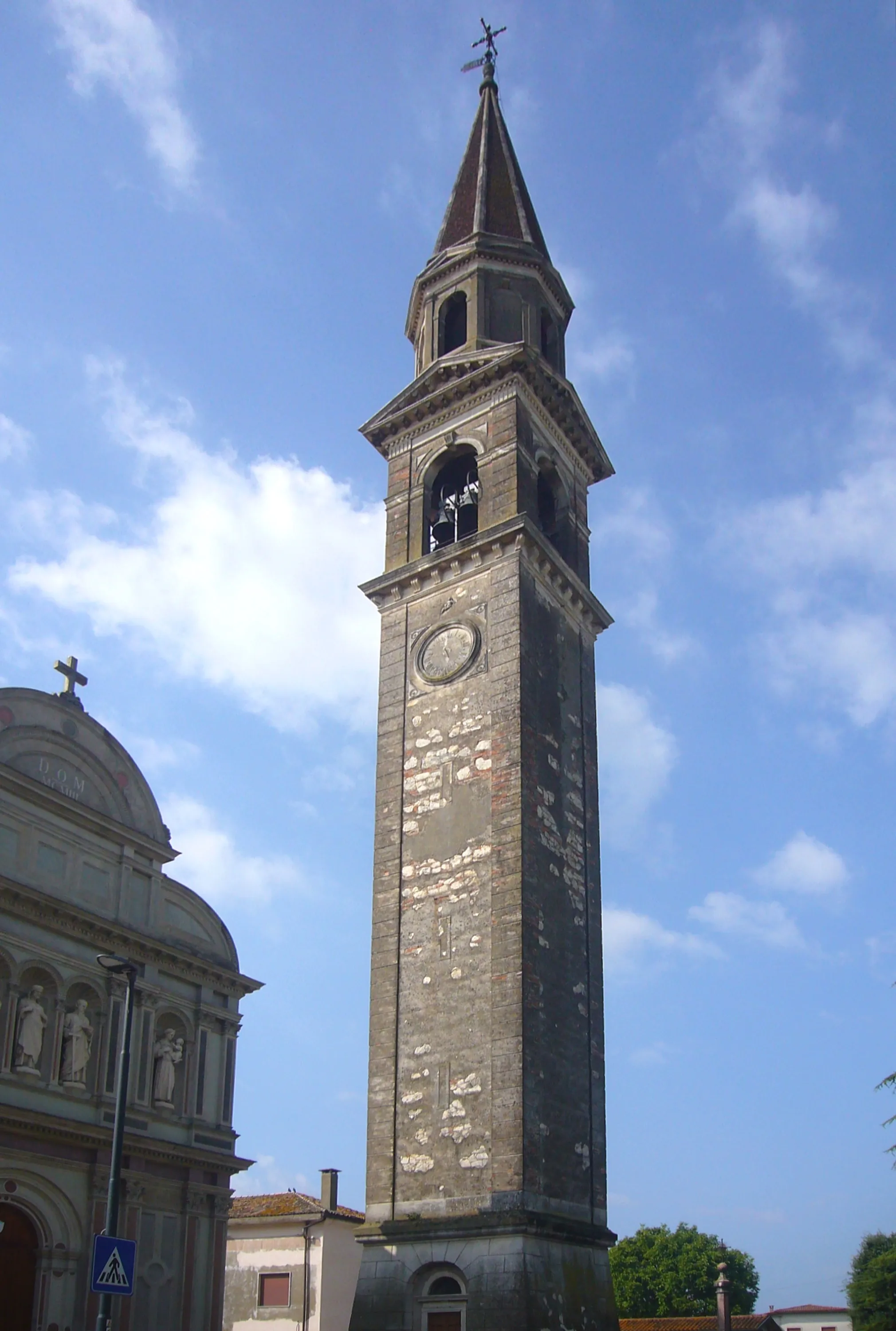 Photo showing: Il campanile della chiesa di San Michele Arcangelo a Montegaldella, in provincia di Vicenza