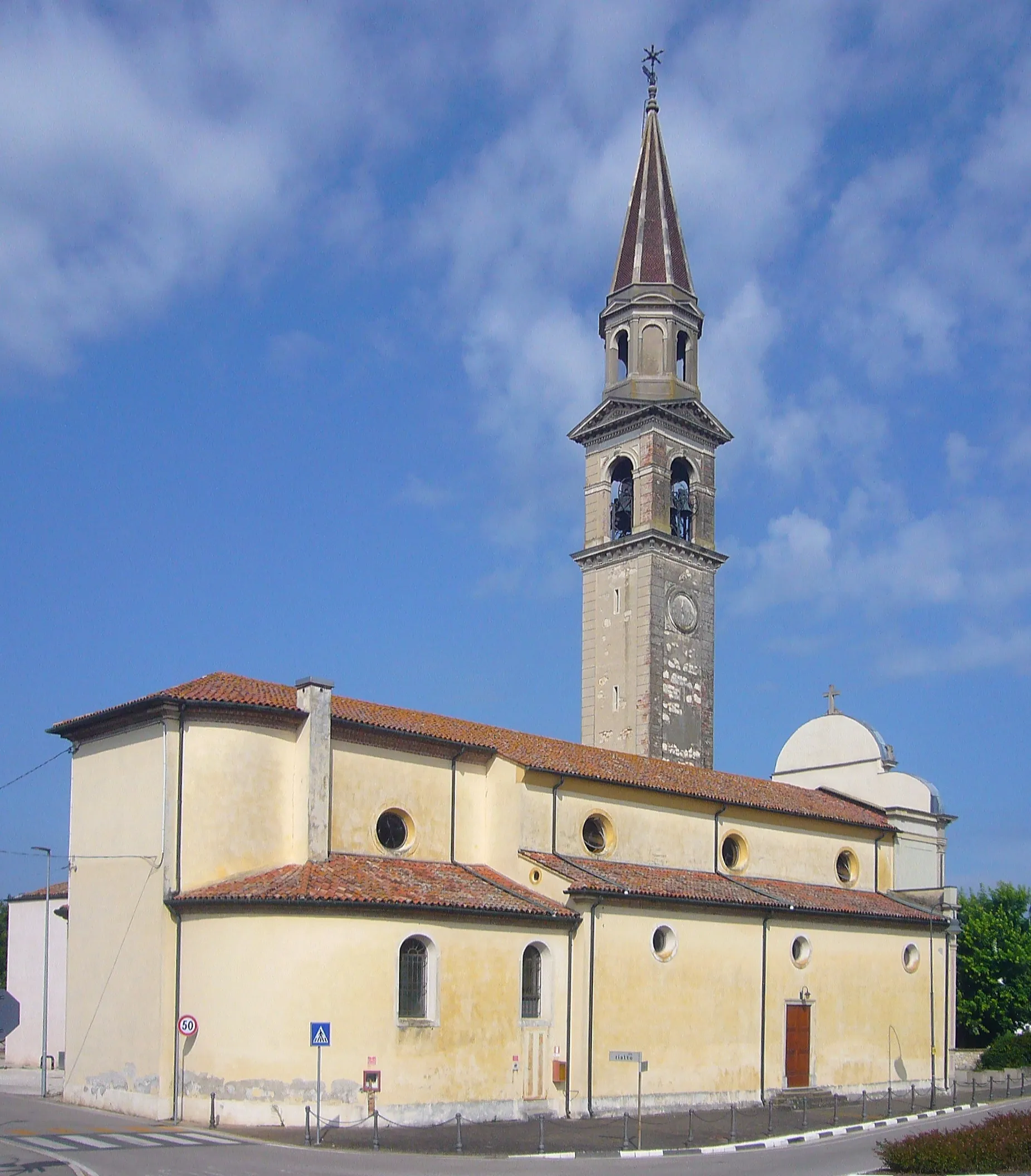 Photo showing: Il fianco orientale della chiesa di San Michele Arcangelo a Montegaldella, in provincia di Vicenza
