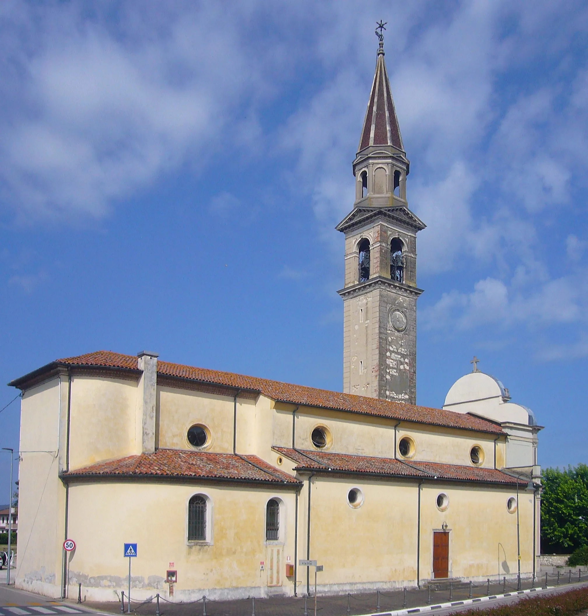 Photo showing: Il fianco orientale della chiesa di San Michele Arcangelo a Montegaldella, in provincia di Vicenza