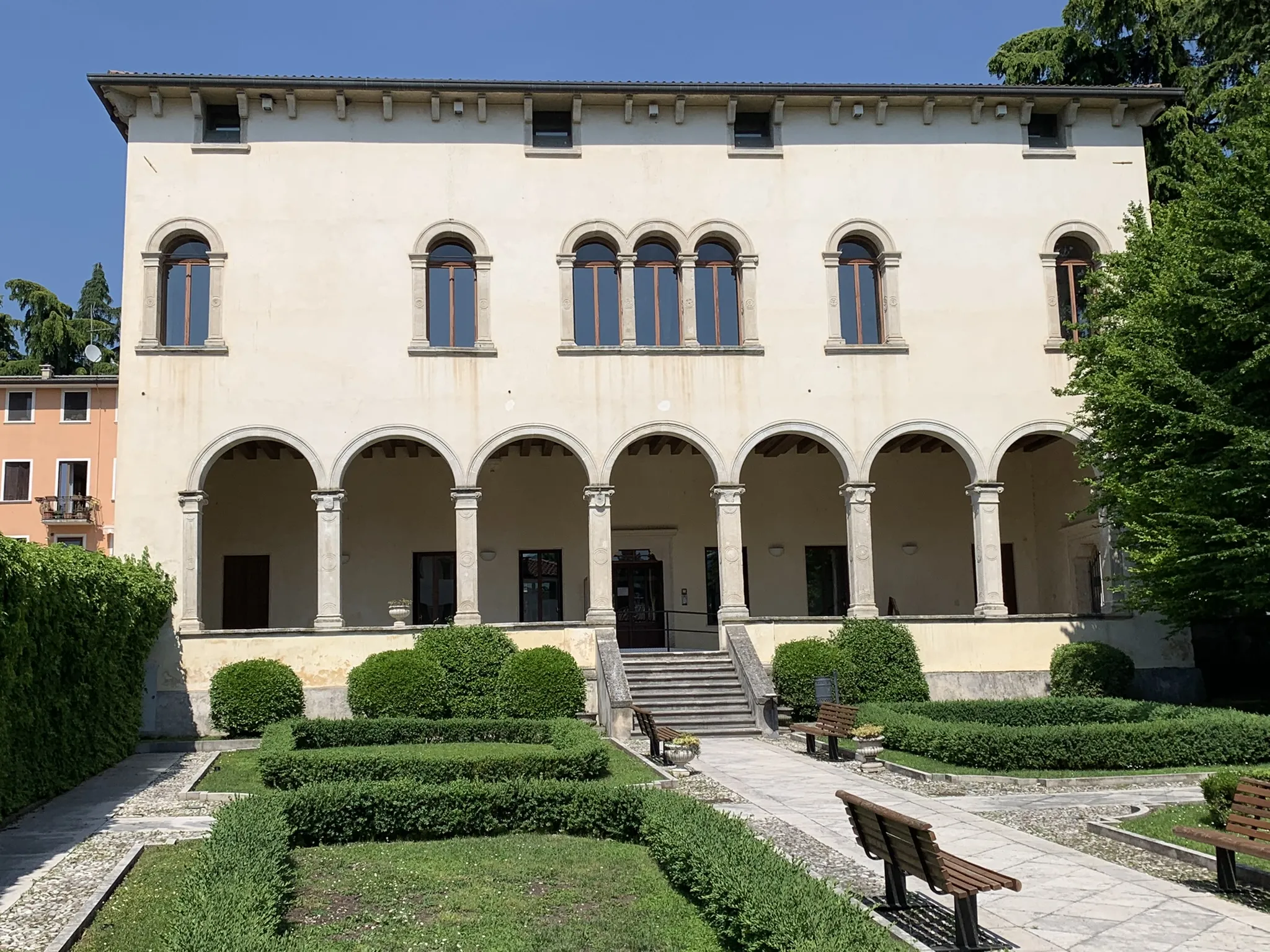 Photo showing: Ingresso, giardino e facciata principale di Villa Trissino a Cornedo Vicentino (sec XIV)