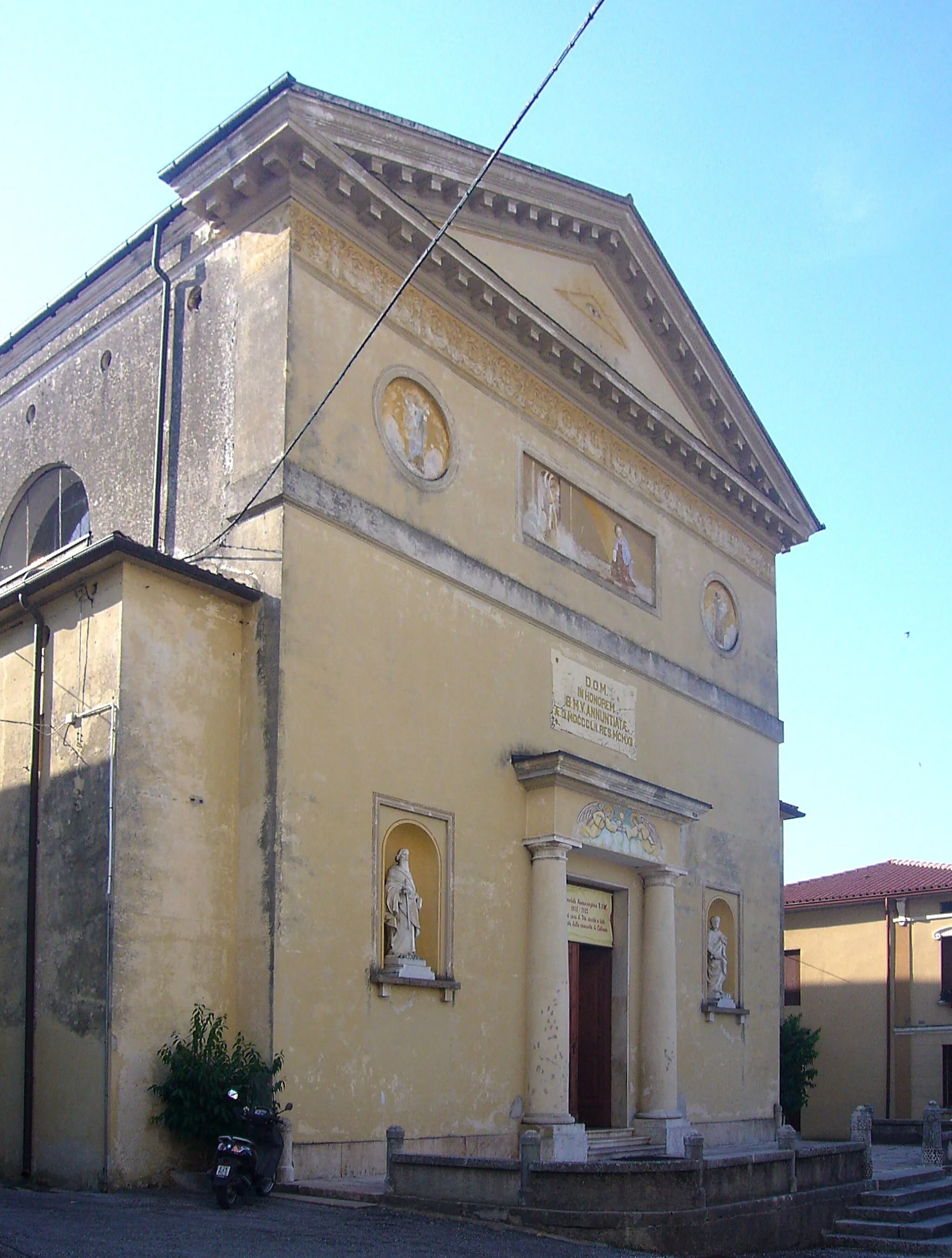 Photo showing: La chiesa parrocchiale dell'Annunciazione della Beata Vergine Maria a Calvene