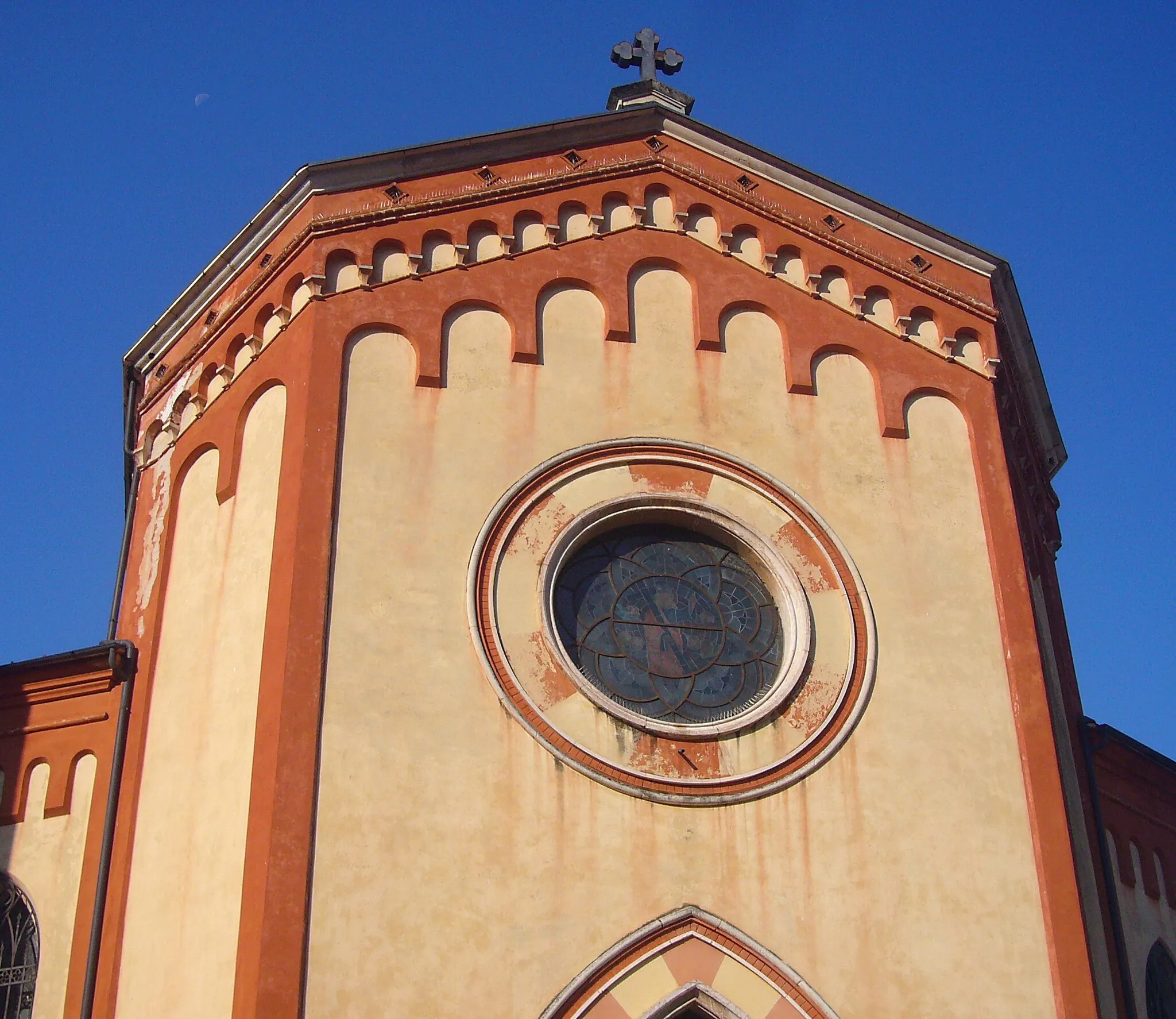 Photo showing: Particolare della facciata della chiesa di Santa Maria Assunta a Caltrano