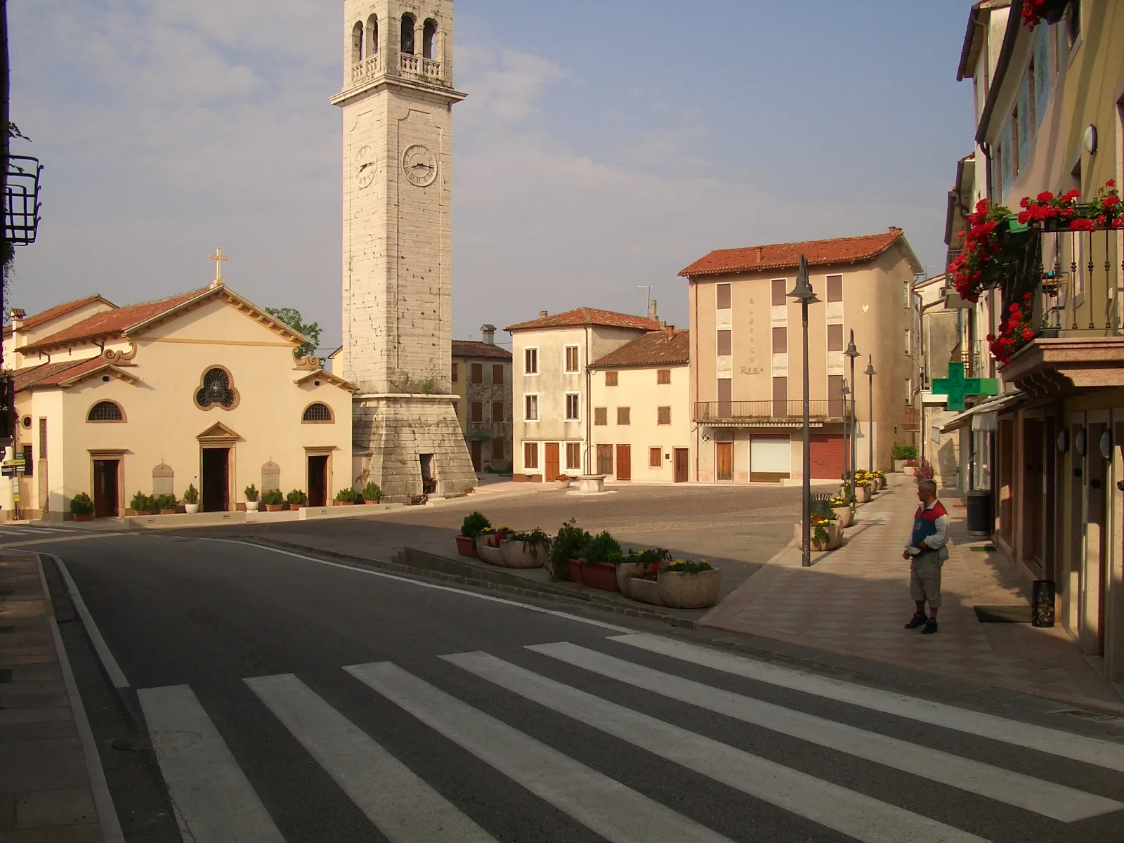 Photo showing: Veduta della piazza del paese