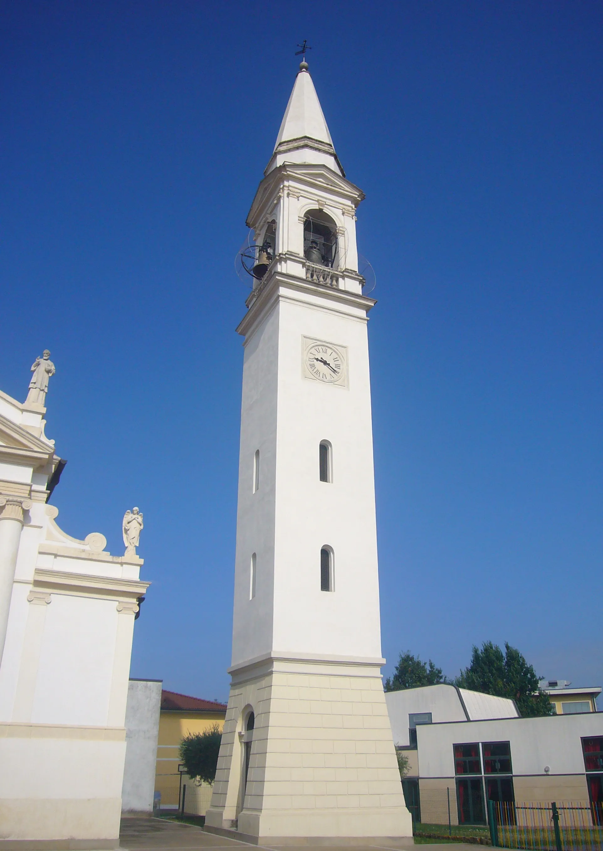 Photo showing: Il campanile della chiesa dell'Annunciazione della Beata Vergine Maria a Grisignano di Zocco, in provincia di Vicenza