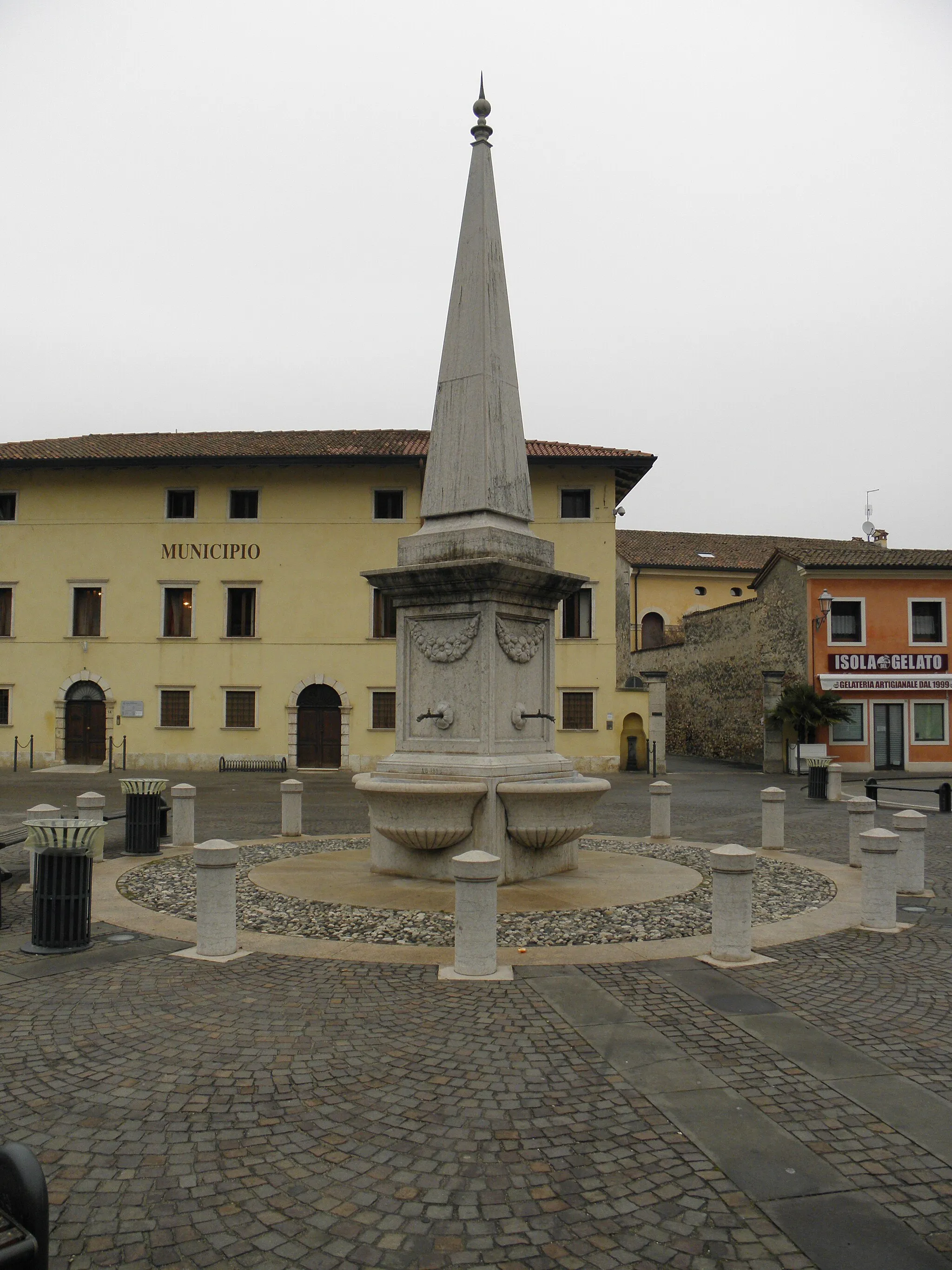 Photo showing: Isola Vicentina: la fontana ubicata al centro del piazzale antistante la palazzina municipale.