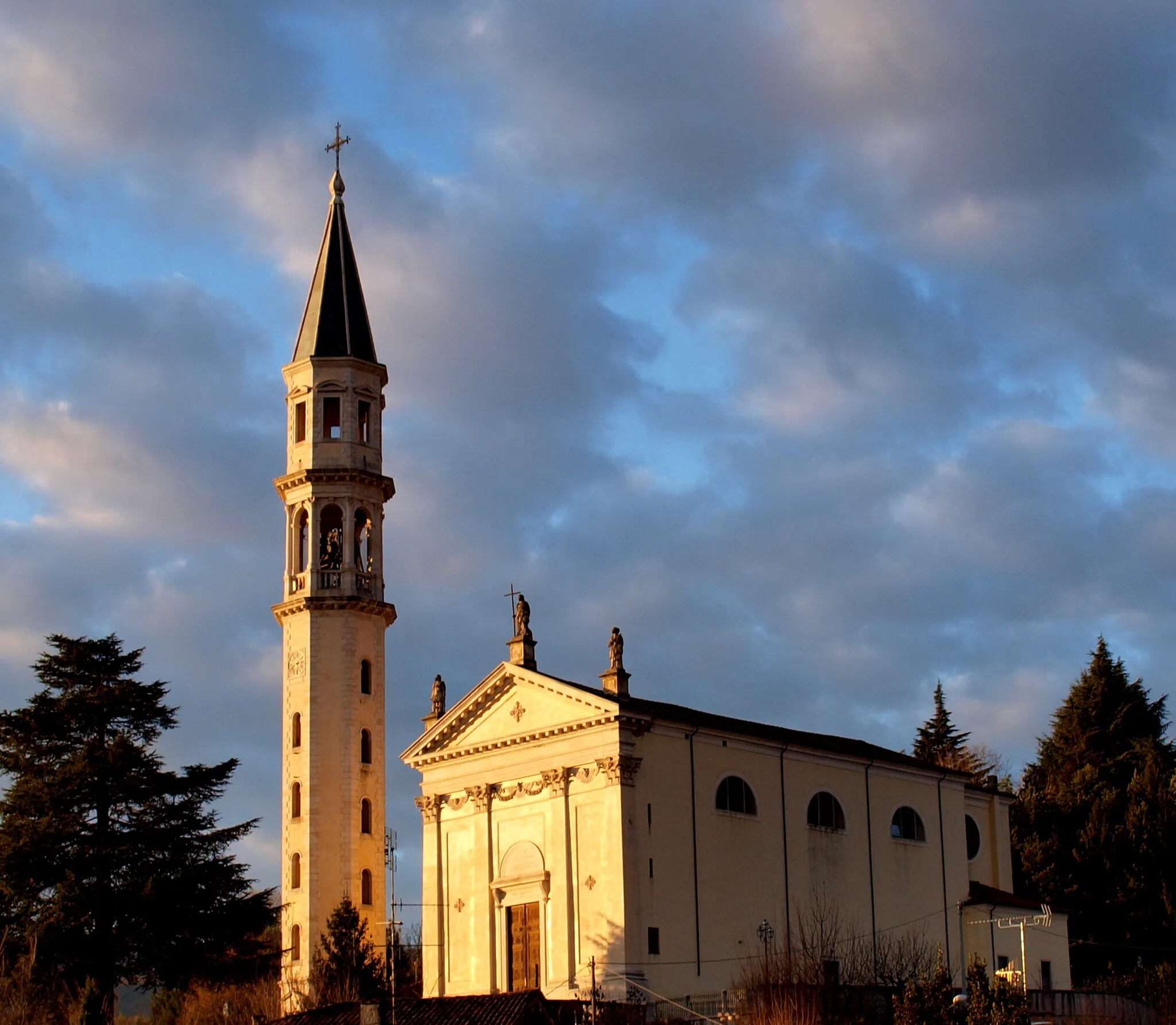 Photo showing: chiesa di San vito di Leguzzano(vi) al primo mattino