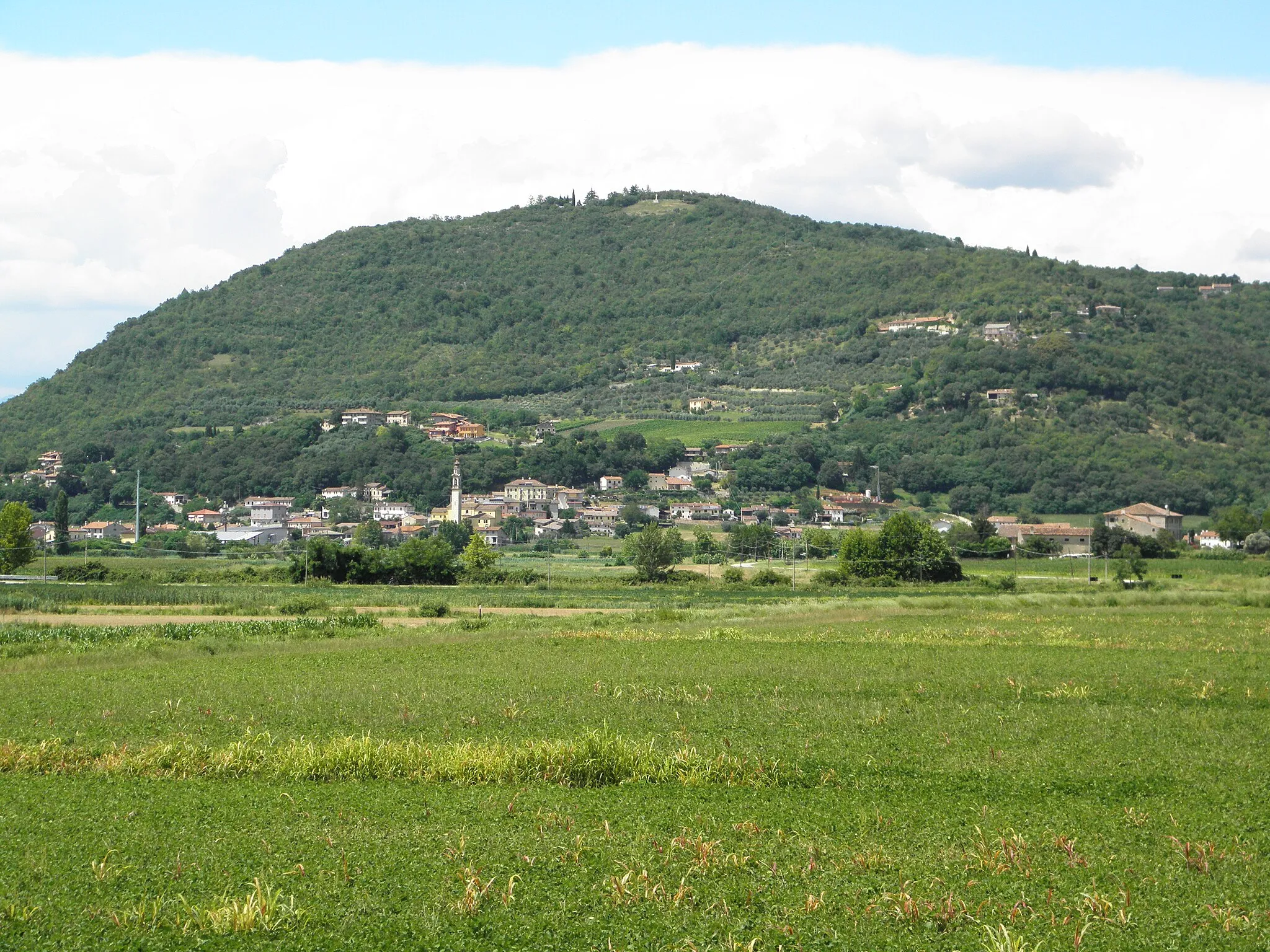 Photo showing: San Germano dei Berici, frazione di Val Liona: vista complessiva dell'abitato e delle alture dei Monti Berici da Campolongo.