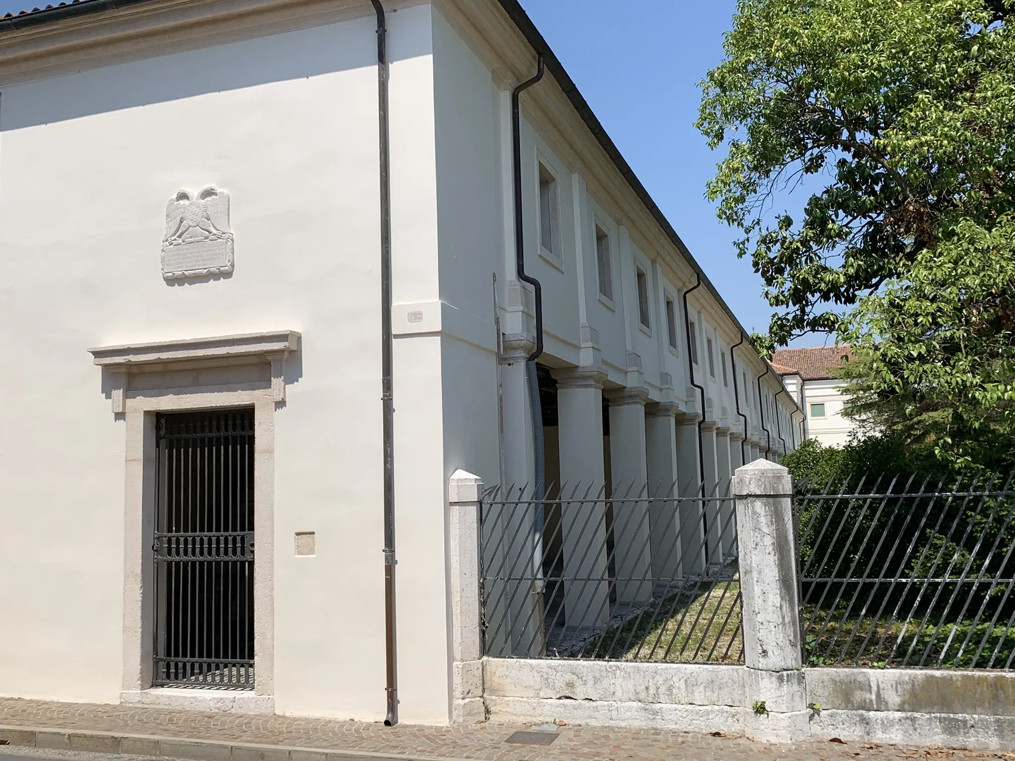 Photo showing: Ingresso alla barchessa di Villa Trissino verso piazza Garibaldi a Sandrigo
