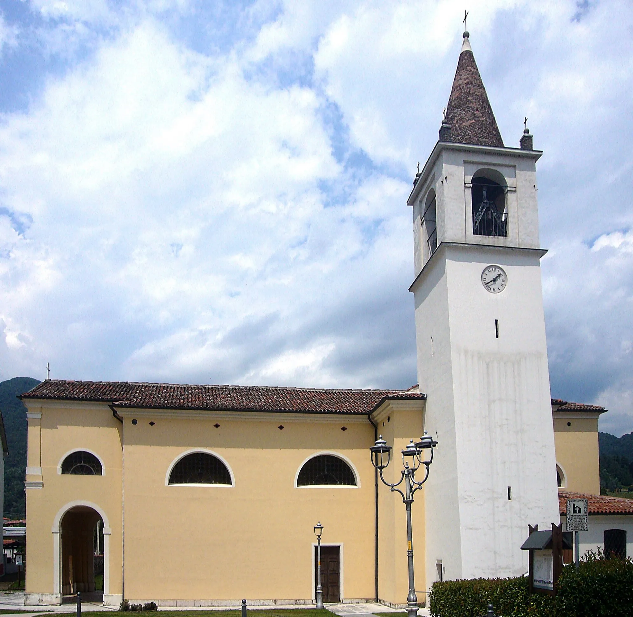 Photo showing: La pieve di Santa Maria col campanile a Pievebelvicino, frazione di Torrebelvicino, in Veneto