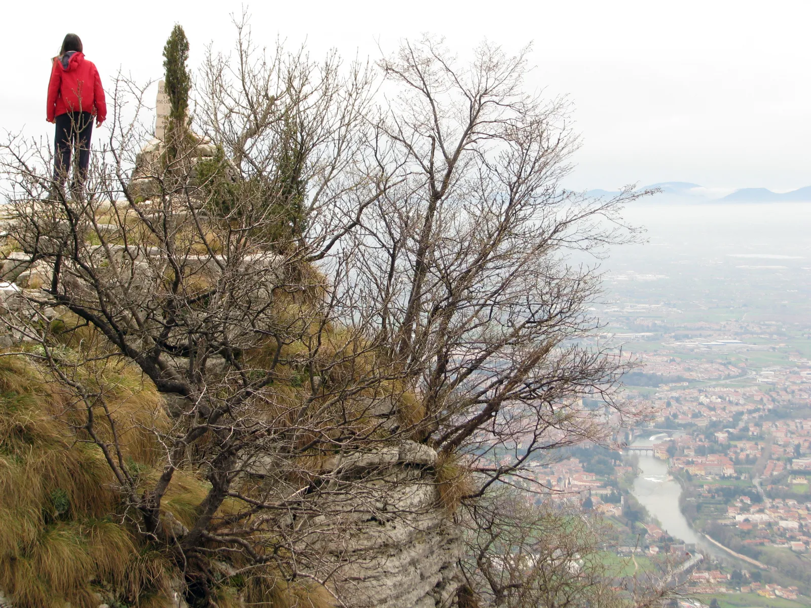 Photo showing: Vista della Pianura Padana dal Monte la Gusella. Si vede Bassano del Grappa con il Brenta e il Ponte degli Alpini