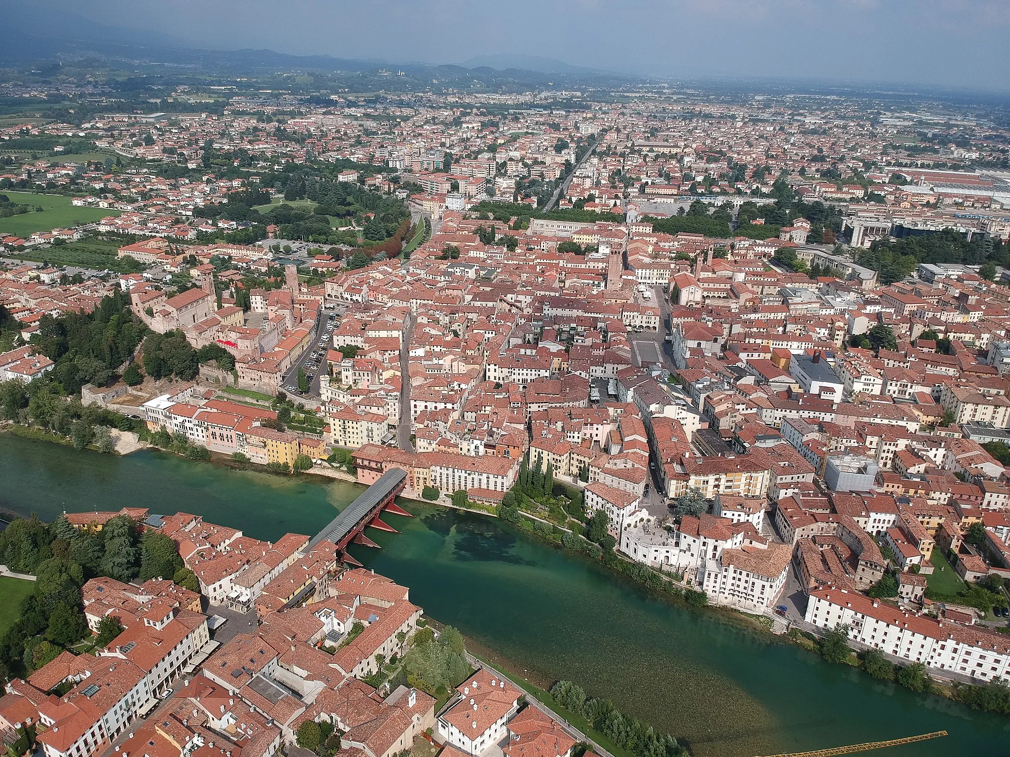 Photo showing: Veduta del centro storico di Bassano del Grappa; nella foto il Fiume Brenta, il Ponte degli Alpini e le piazze