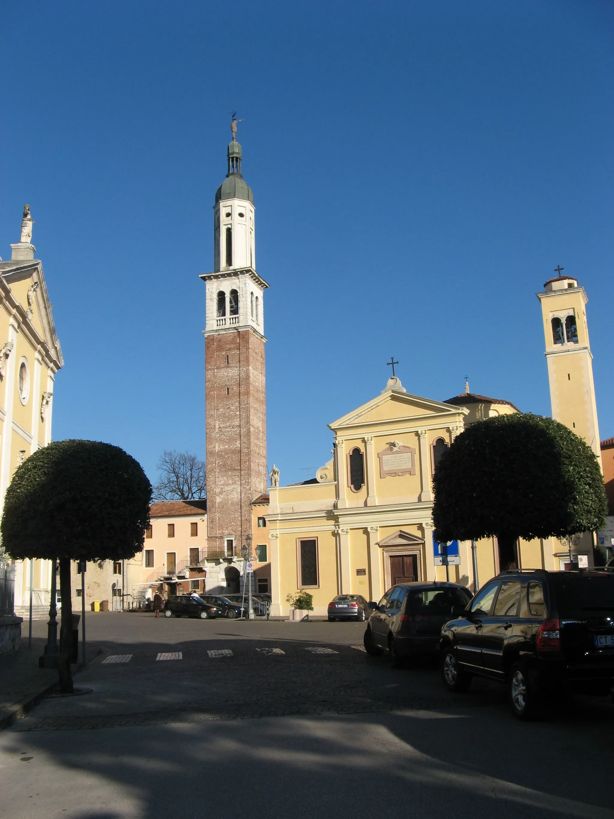 Photo showing: Thiene (Vicenza), chiesa e campanile.