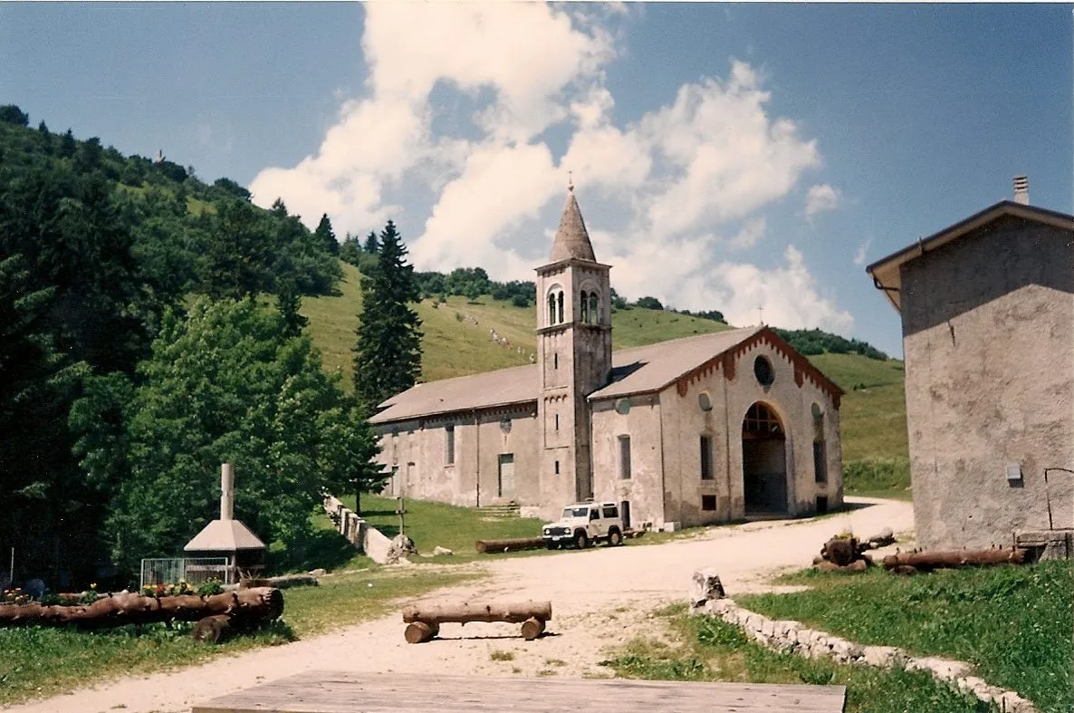 Photo showing: La piccola chiesa alpina dei Frati Girolimini sul monte Summano (VI). I Frati Gerolimini vi custodivano gelosamente la ricetta del liquore a base di erbe chiamato appunto Girolimino.