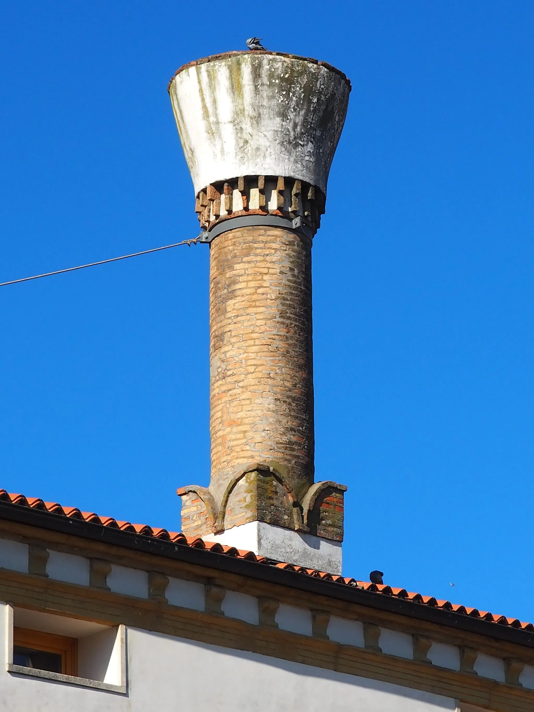 Photo showing: Albettone, il caratteristico comignolo che spunta dal tetto del palazzo municipale.