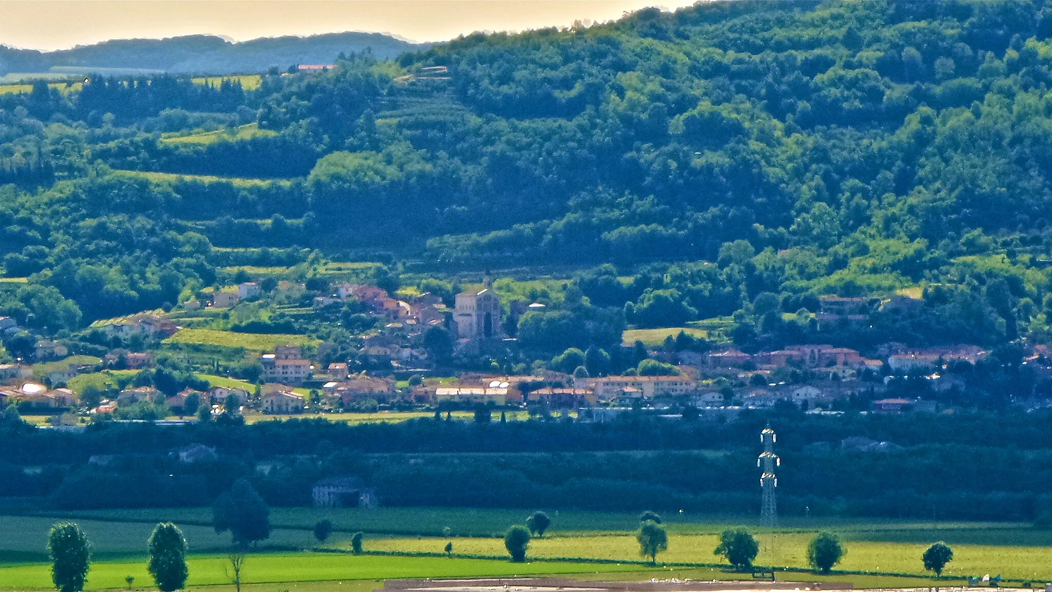 Photo showing: Vista del centro urbano di Zermeghedo dalla chiesa di San Michele di Brendola (provincia di Vicenza)