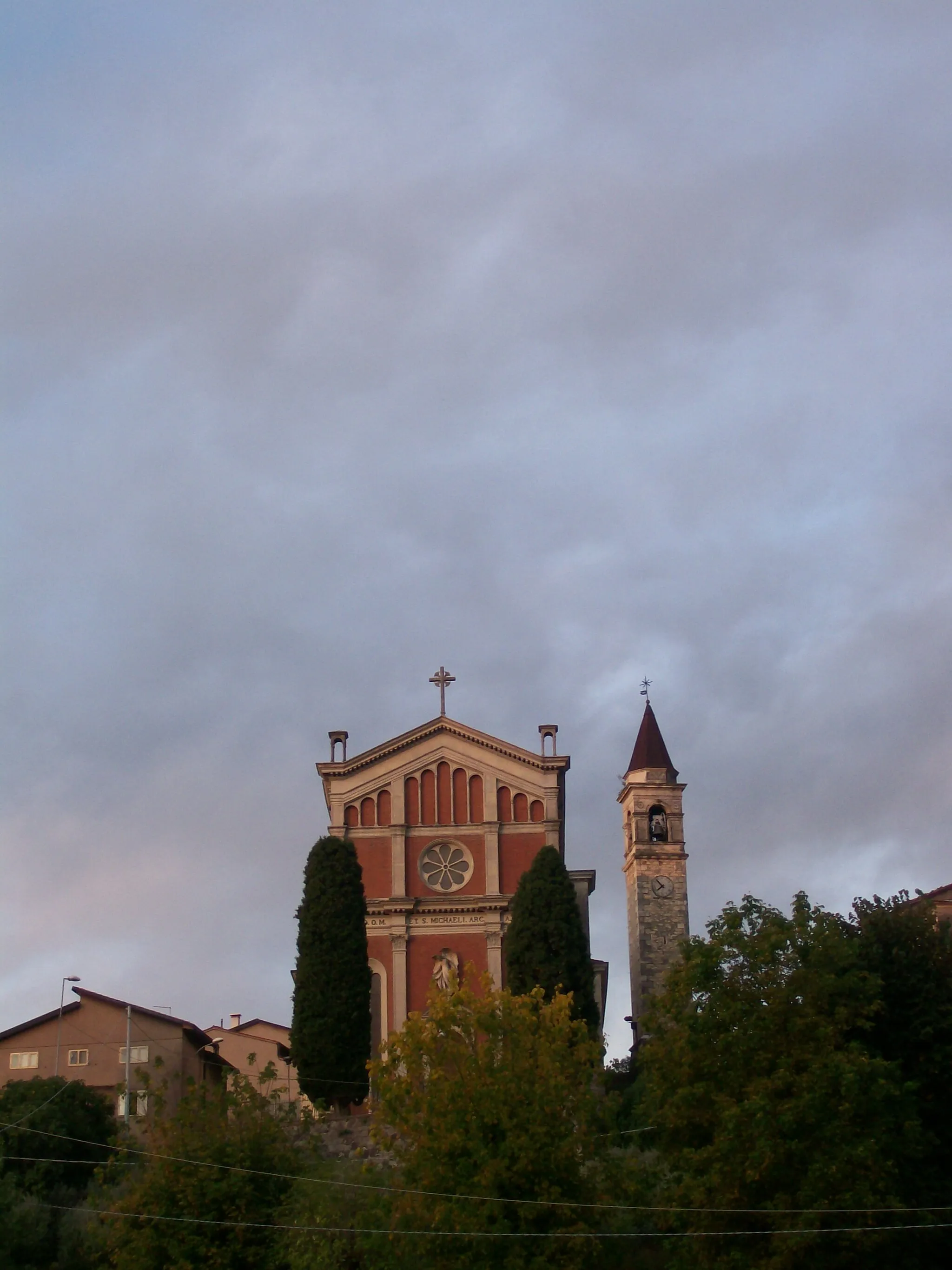 Photo showing: Facciata e campanile della chiesa parrocchiale di S. Michele Arcangelo in Zermeghedo (VI).