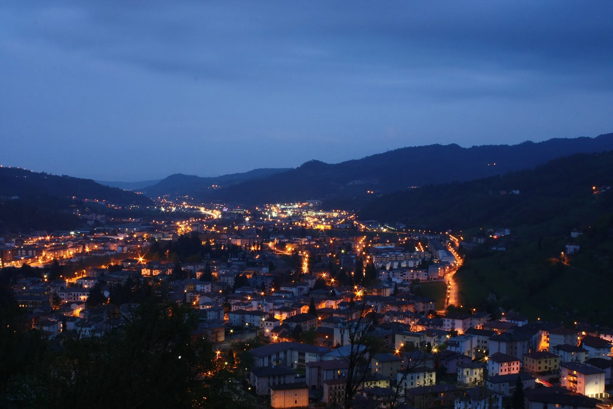 Photo showing: Photo of Valdagno by night