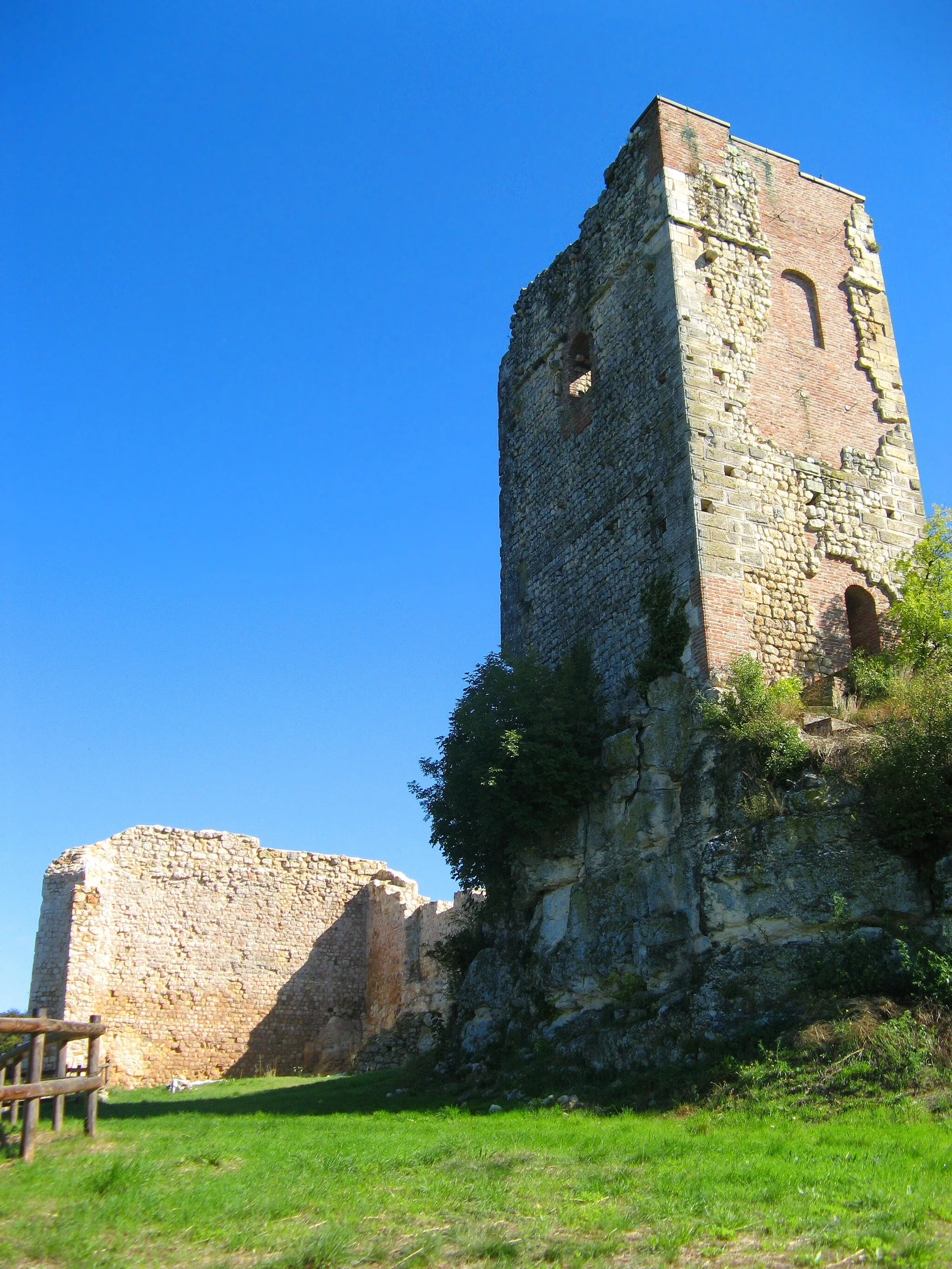 Photo showing: Tower and ancient walls of "Rocca dei Vescovi", Brendola (Italy).