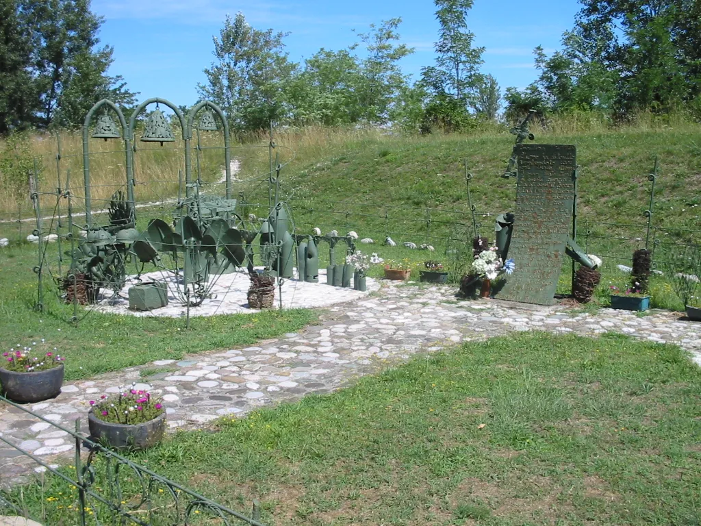 Photo showing: Monumento ai caduti della Grande Guerra, Lovadina, grave del Piave-Realizzato con reperti originali ritrovati nella zona