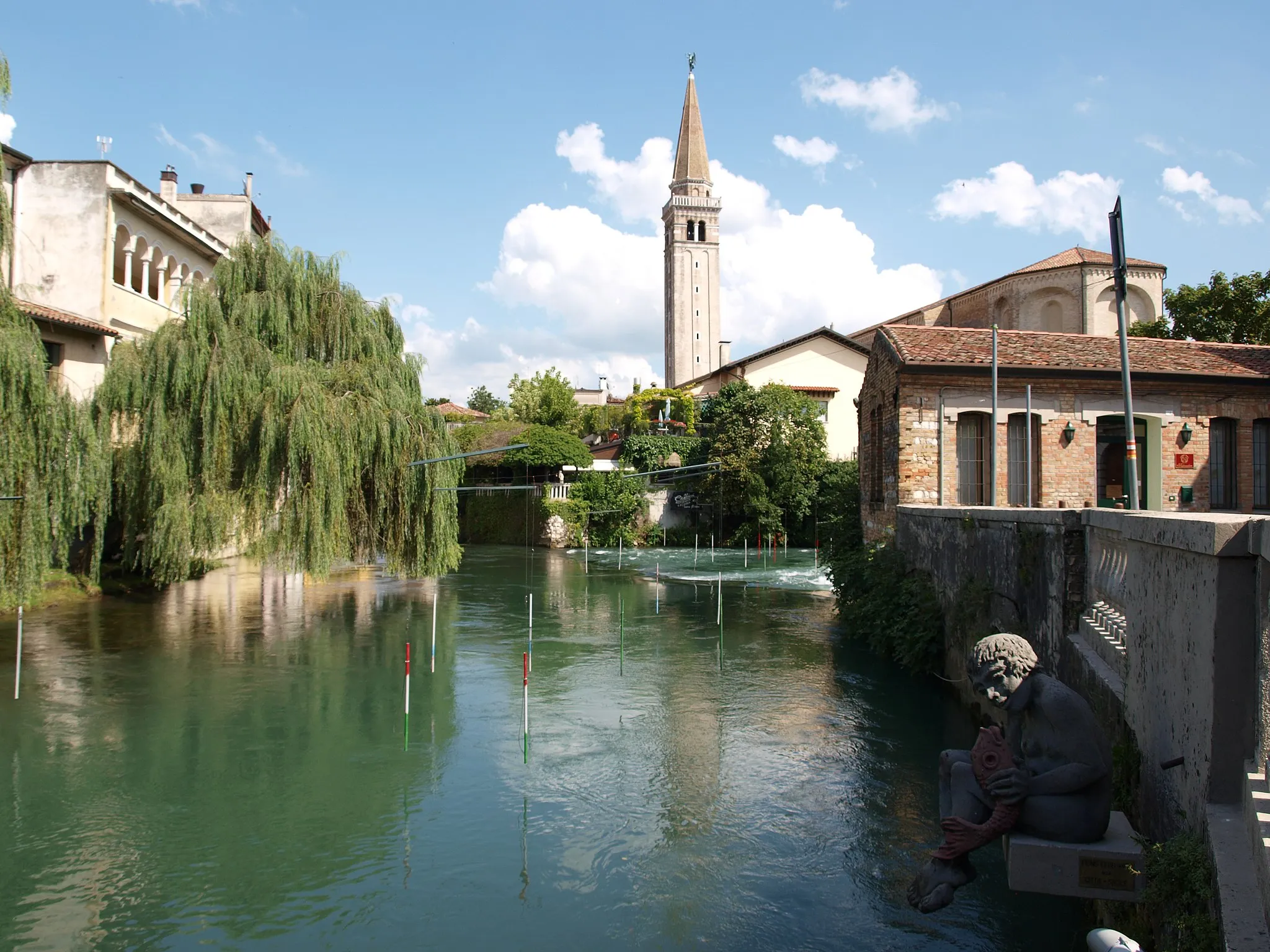 Photo showing: The Livenza river and the bell tower of the Duomo in Sacile, in Northeast Italy.