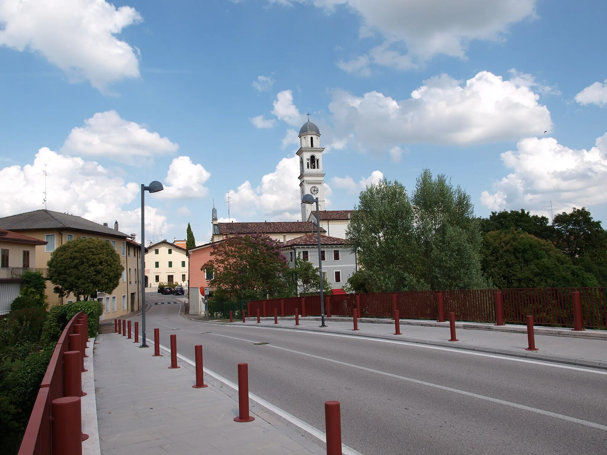 Photo showing: Brugnera, in Northeast Italy, seen from the bridge on the Livenza river.