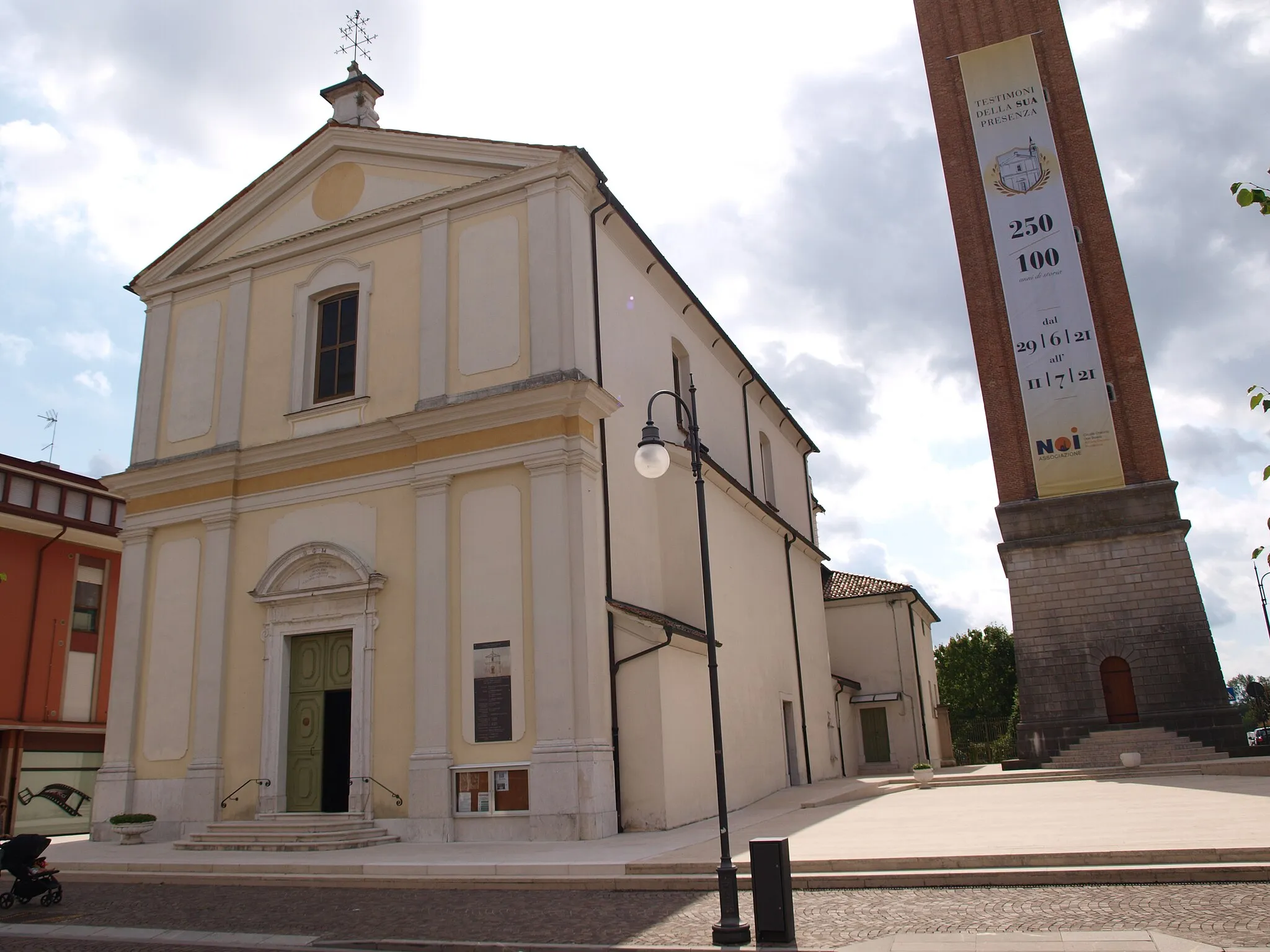 Photo showing: The facade, outside wall and part of the bell tower of the chiesa di San Pietro Apostolo (Saint Peter the Apostle church) in Azzano Decimo.