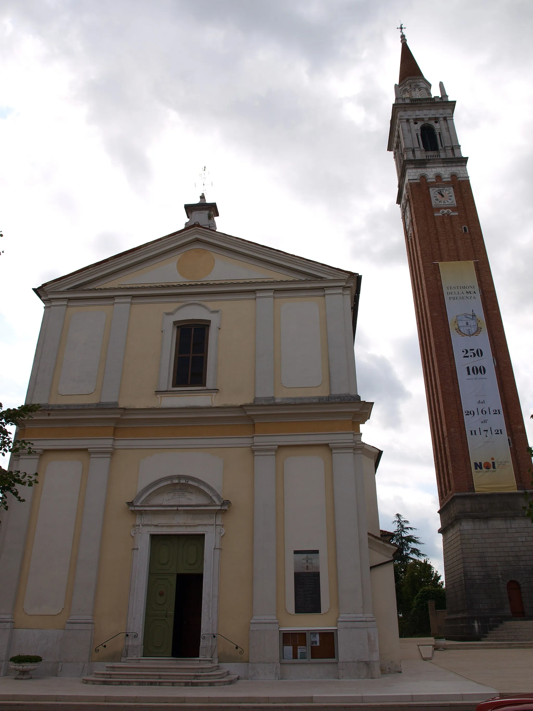 Photo showing: The facade and bell tower of the chiesa di San Pietro Apostolo (Saint Peter the Apostle church) in Azzano Decimo.