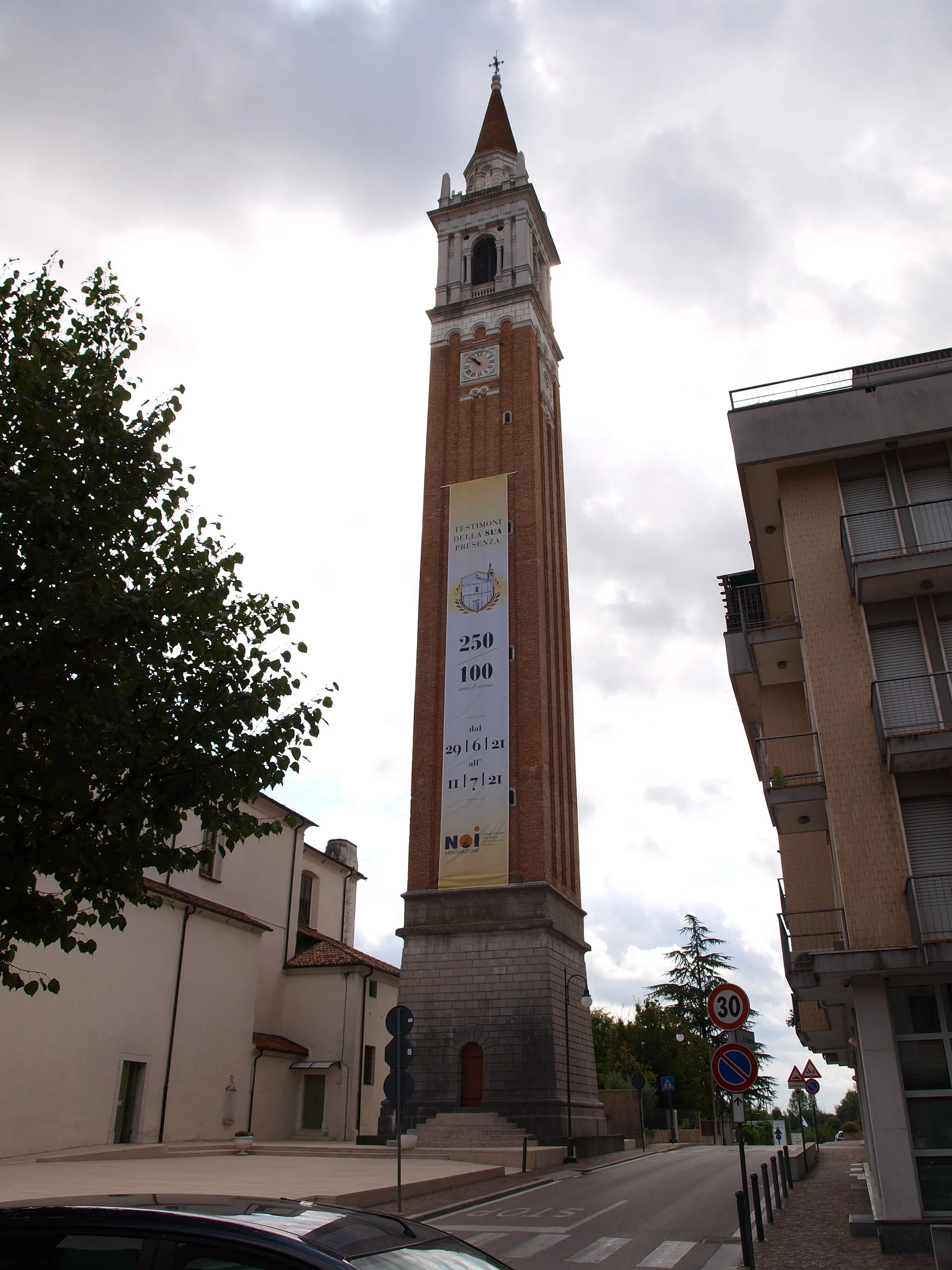 Photo showing: The bell tower of the chiesa di San Pietro Apostolo (Saint Peter the Apostle church) in Azzano Decimo.